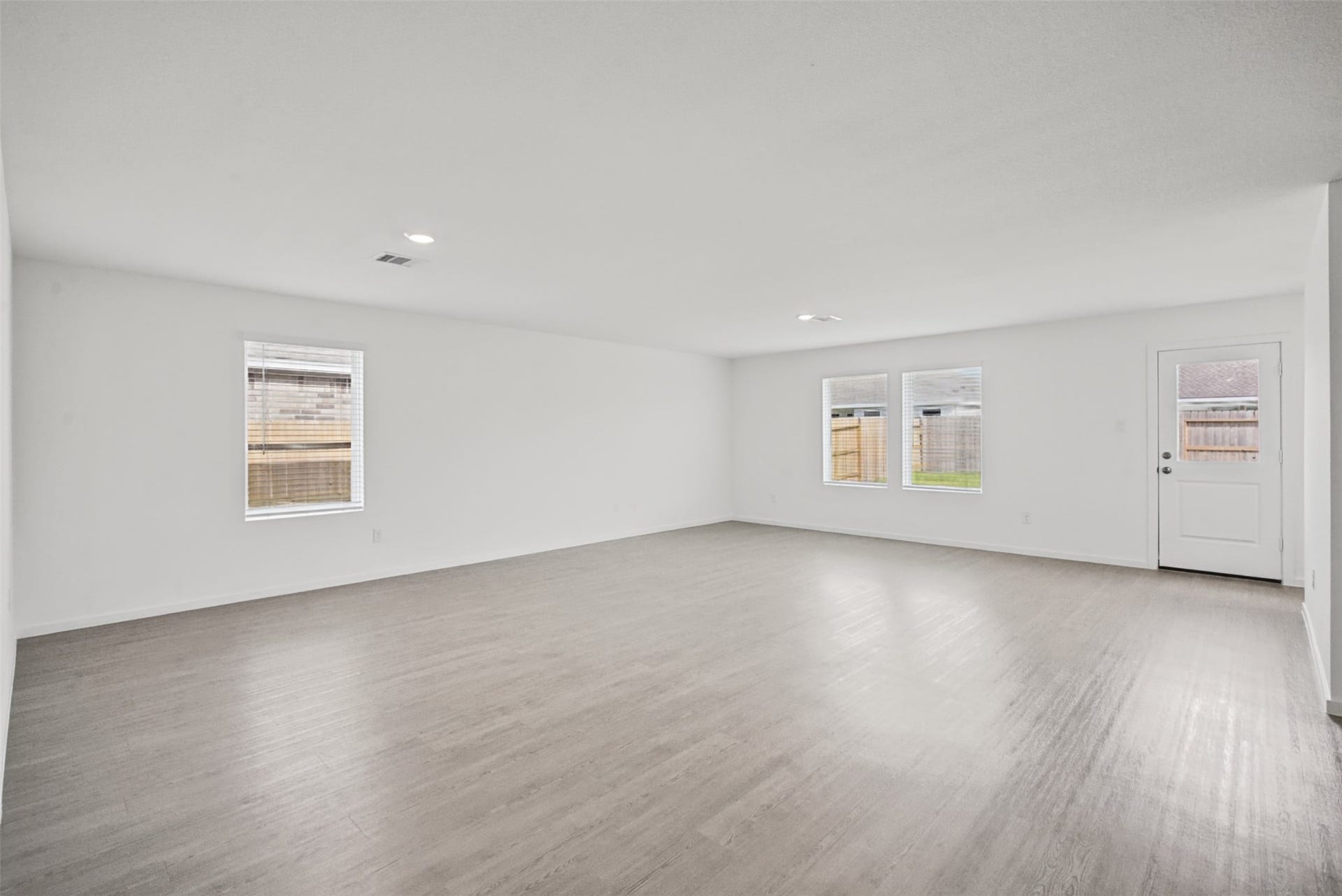 1718 Primrose Pointe Drive, Crosby, TX 77532 A blank canvas ready to feel like homethis expansive living area gives you the freedom to create the perfect setup for relaxing, entertaining, and everyday life.