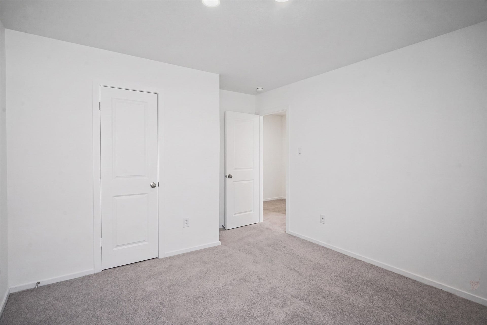 1718 Primrose Pointe Drive, Crosby, TX 77532 Move-in-ready simplicity meets everyday comfort. Soft carpeting and a versatile layout make arranging your ideal bedroom setup easy.