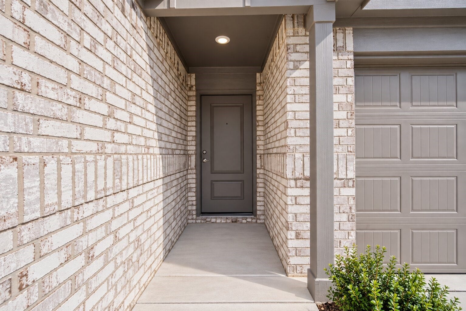 1718 Primrose Pointe Drive, Crosby, TX 77532 A covered front entry offers a warm welcome while adding a touch of privacy and shelter as you step into your new home.