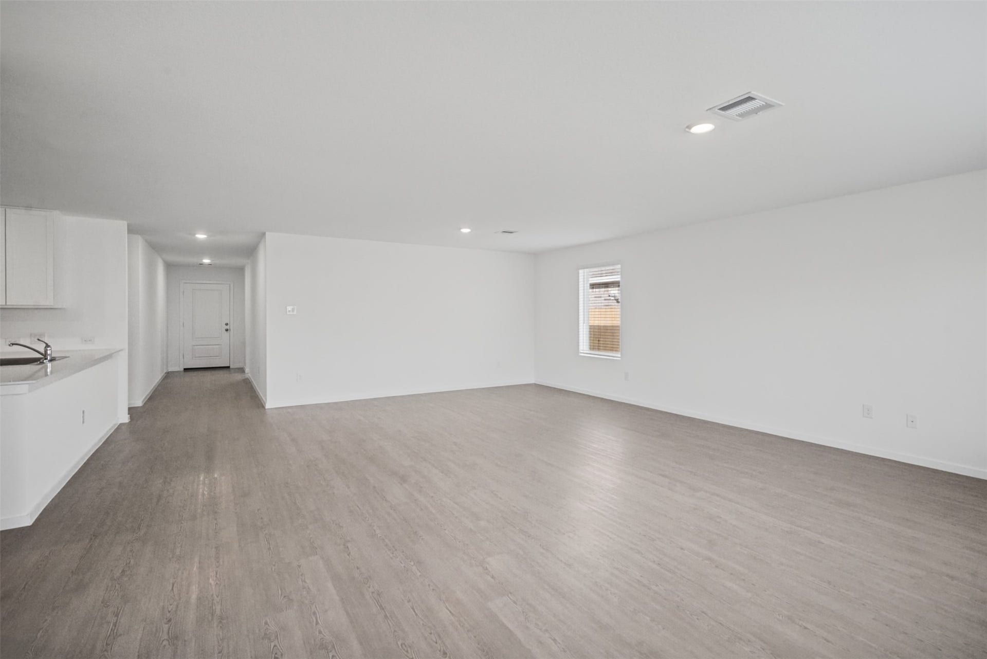 1718 Primrose Pointe Drive, Crosby, TX 77532 Bring your furniture and your vision. This generous living space offers the flexibility to go cozy and comfortable or create a larger entertainment setup.