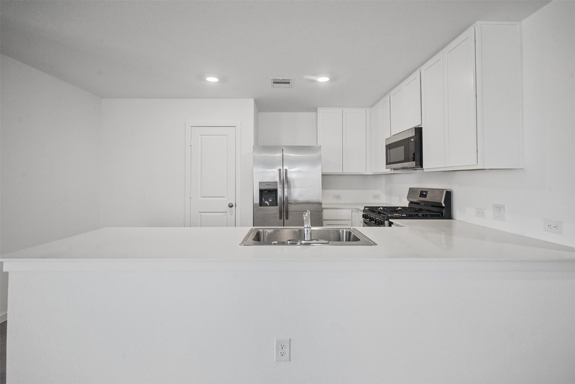 1718 Primrose Pointe Drive, Crosby, TX 77532 Clean, bright, and functional, this kitchen pairs abundant cabinetry and counter space with stainless steel appliances, making everything from quick breakfasts to dinner at home feel effortless.