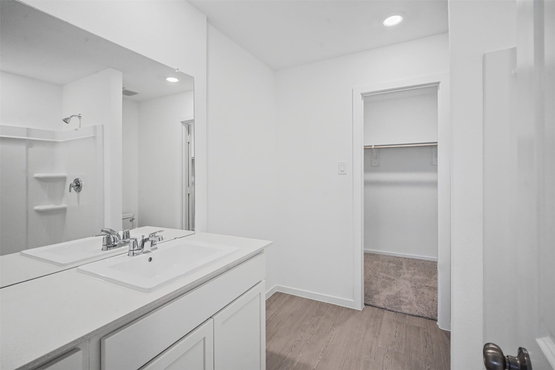 1718 Primrose Pointe Drive, Crosby, TX 77532 Start and end your day with convenience. This private bath connects directly to the bedroom and provides easy access to the adjoining closet.