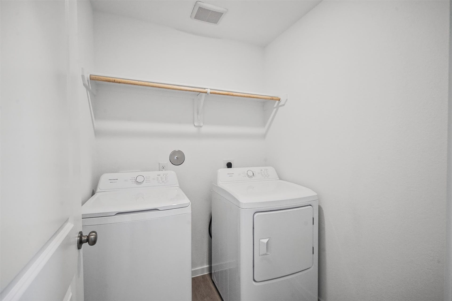 1718 Primrose Pointe Drive, Crosby, TX 77532 Laundry day just got easier! A dedicated in-home laundry space with washer and dryer already in place adds a major dose of convenience to everyday living.
