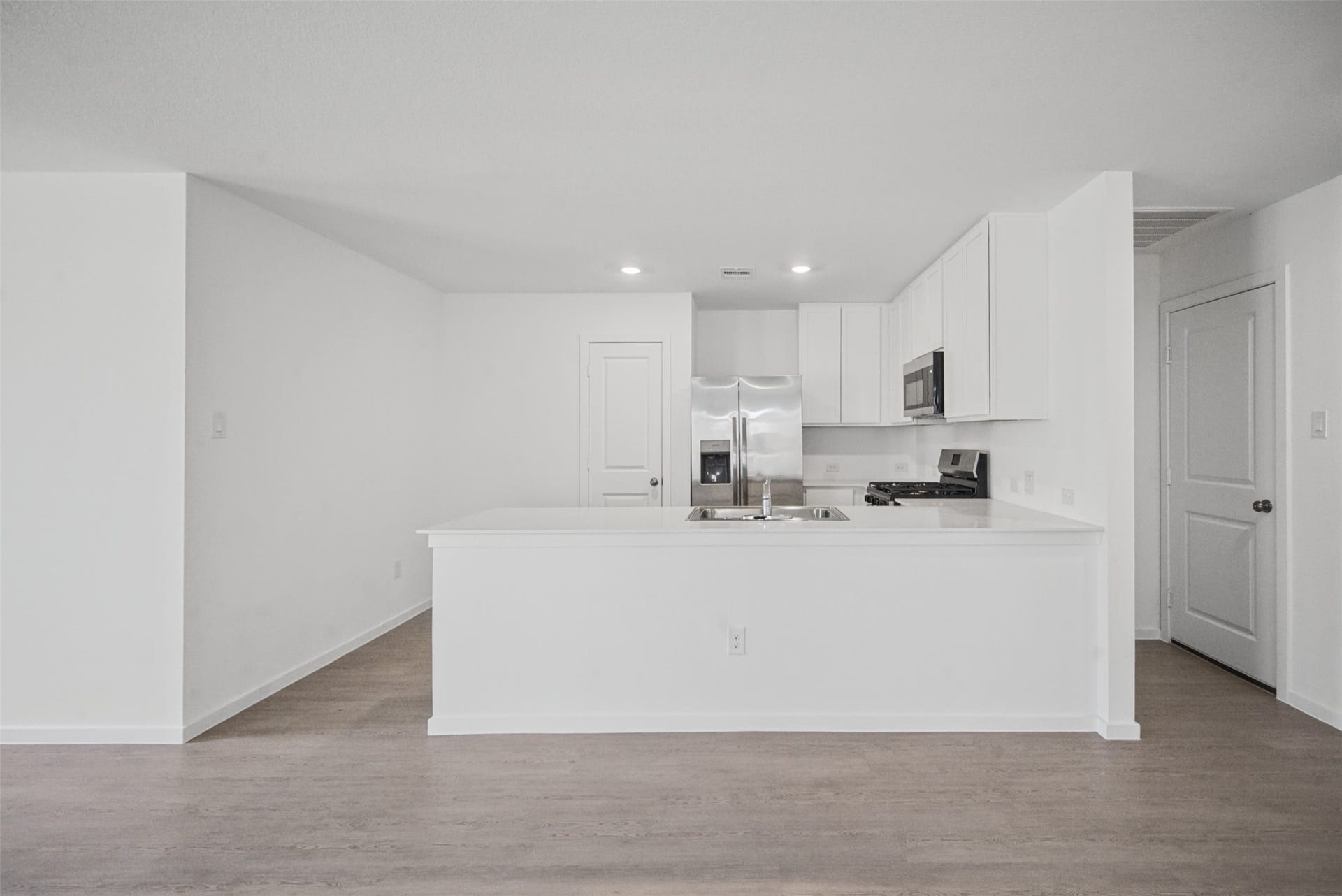 1718 Primrose Pointe Drive, Crosby, TX 77532 The heart of the home is ready for everyday living, with a generous peninsula that adds valuable prep space and creates a natural gathering spot for casual meals and conversation.