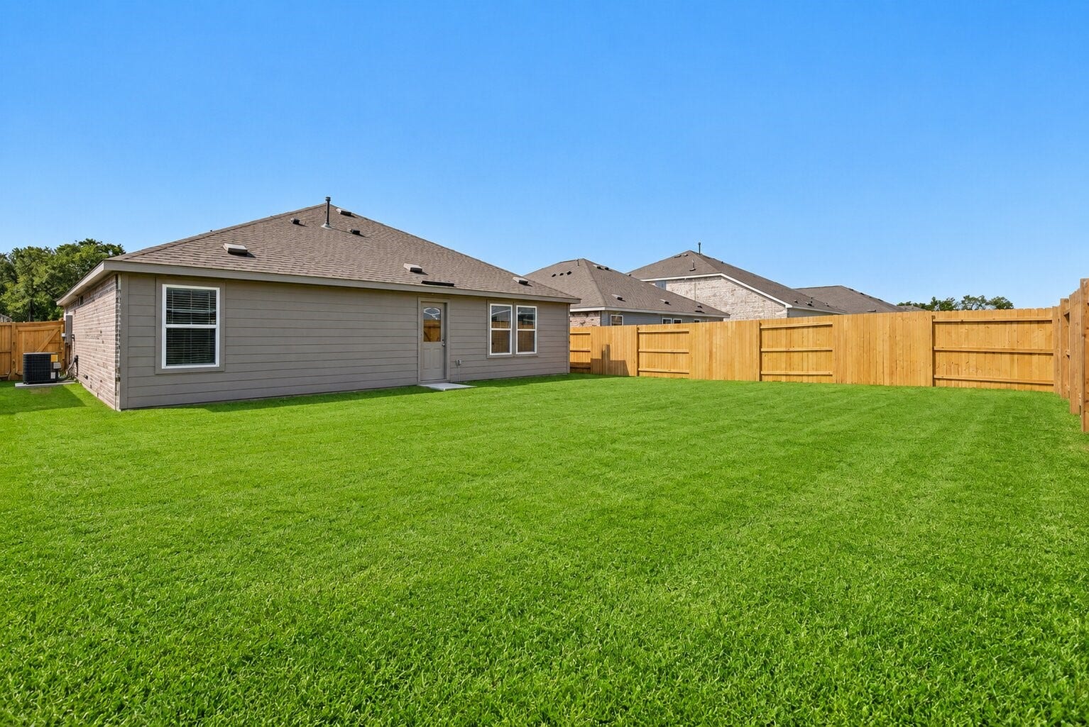 1718 Primrose Pointe Drive, Crosby, TX 77532 Room to spread out, play, entertain, or create your ideal outdoor retreatthe expansive fenced yard adds another whole dimension to everyday living.