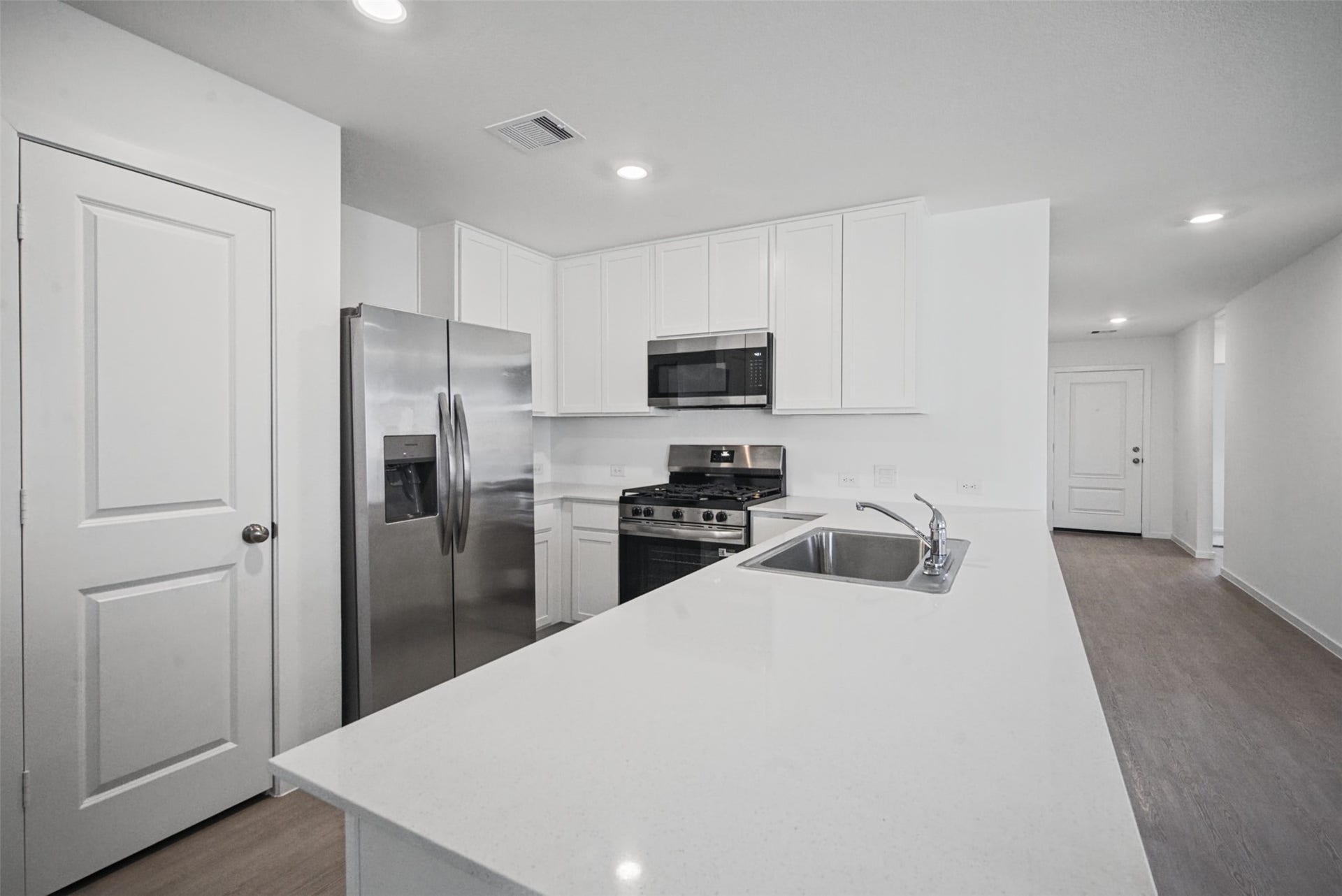 1718 Primrose Pointe Drive, Crosby, TX 77532 A kitchen made for more than just cooking, the oversized peninsula creates a natural hub for morning coffee, casual meals, and catching up at the end of the day.