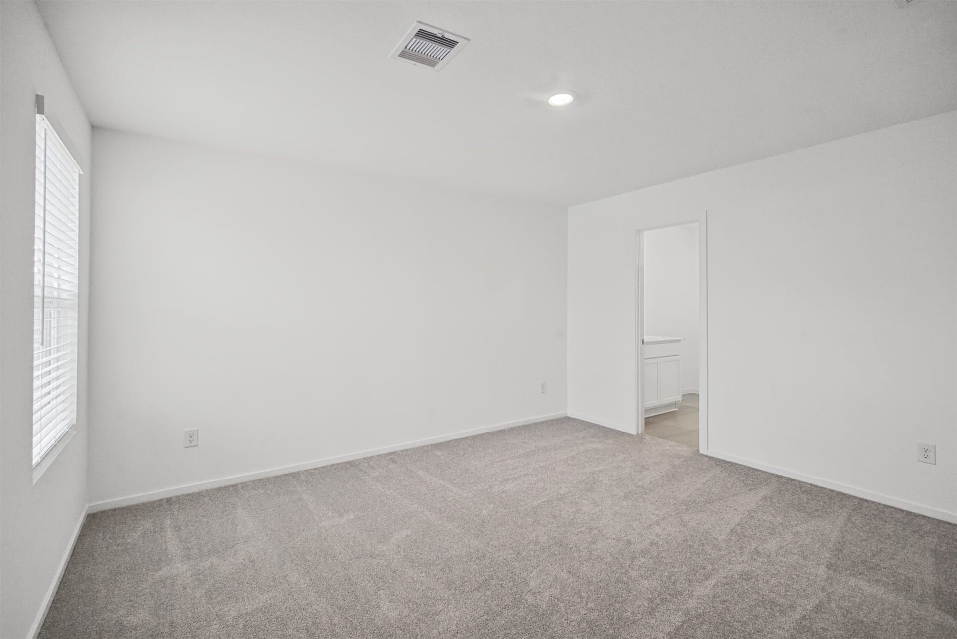 1718 Primrose Pointe Drive, Crosby, TX 77532 A spacious retreat ready to make your own, with plenty of room to create a comfortable sleeping area while maintaining an open, uncluttered feel.