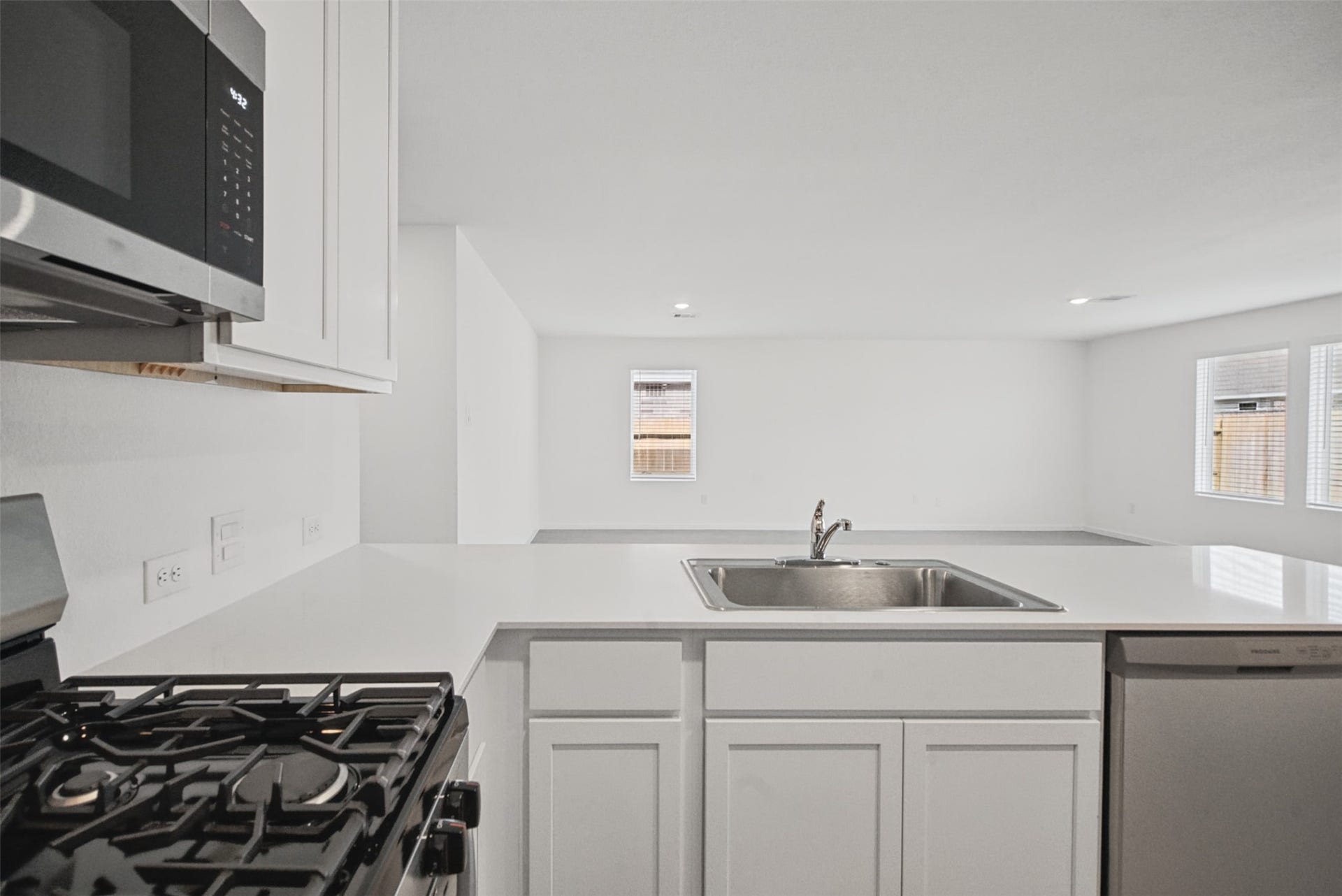 1718 Primrose Pointe Drive, Crosby, TX 77532 Cook without missing the conversation. The open design keeps the kitchen connected to the main living space, perfect for everyday living and entertaining.