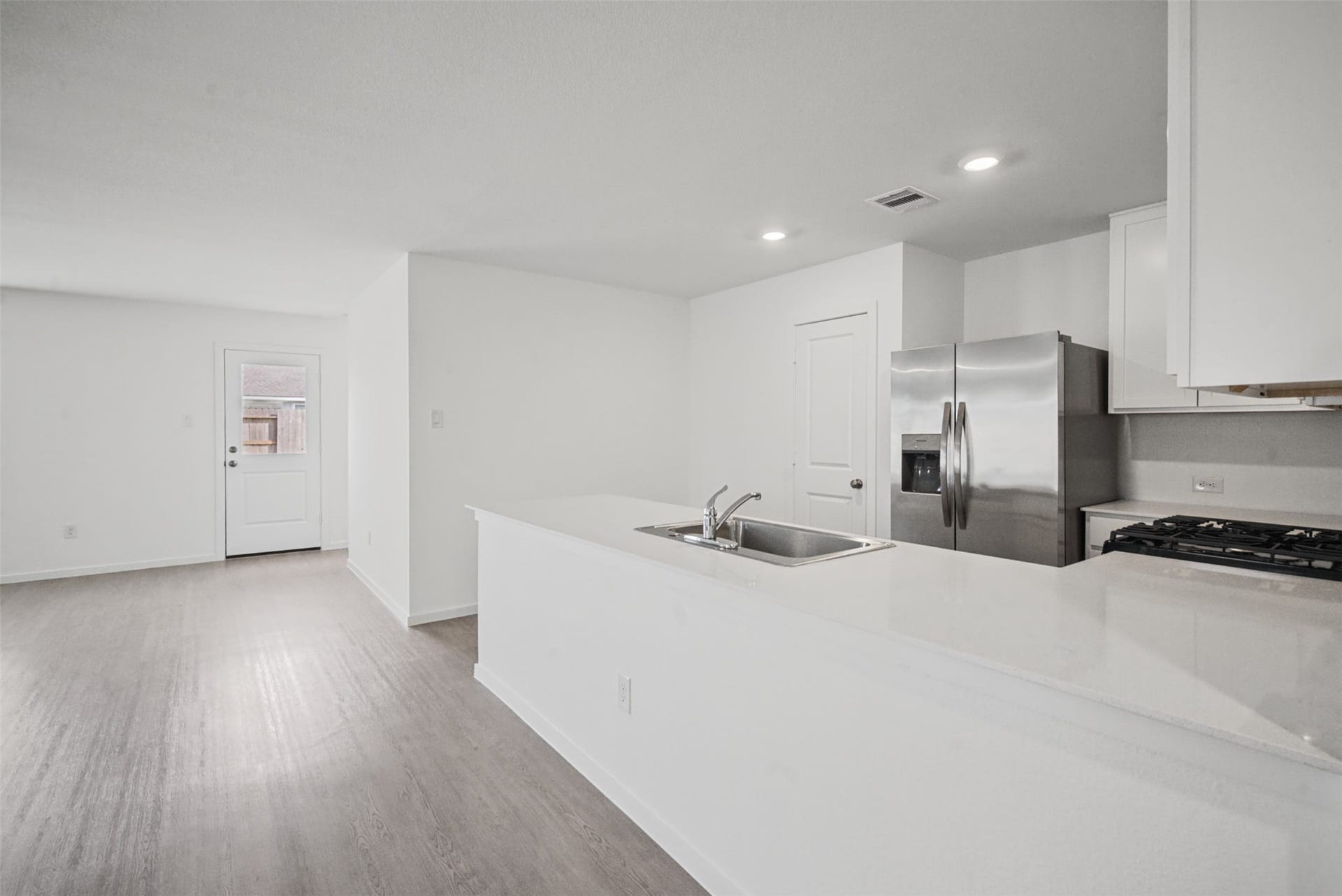 1718 Primrose Pointe Drive, Crosby, TX 77532 A bright, streamlined kitchen that leaves plenty of room for your own style.