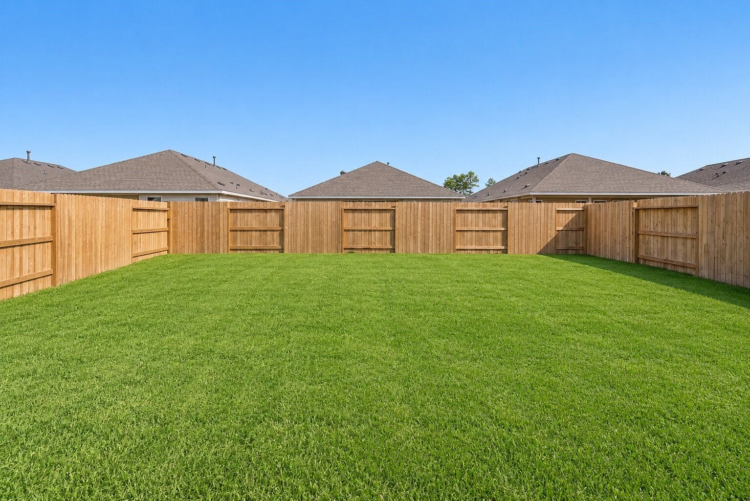1718 Primrose Pointe Drive, Crosby, TX 77532 Imagine weekend cookouts, outdoor games, or simply unwinding under the Texas sky. This generously sized fenced backyard gives you plenty of room to make it your own.