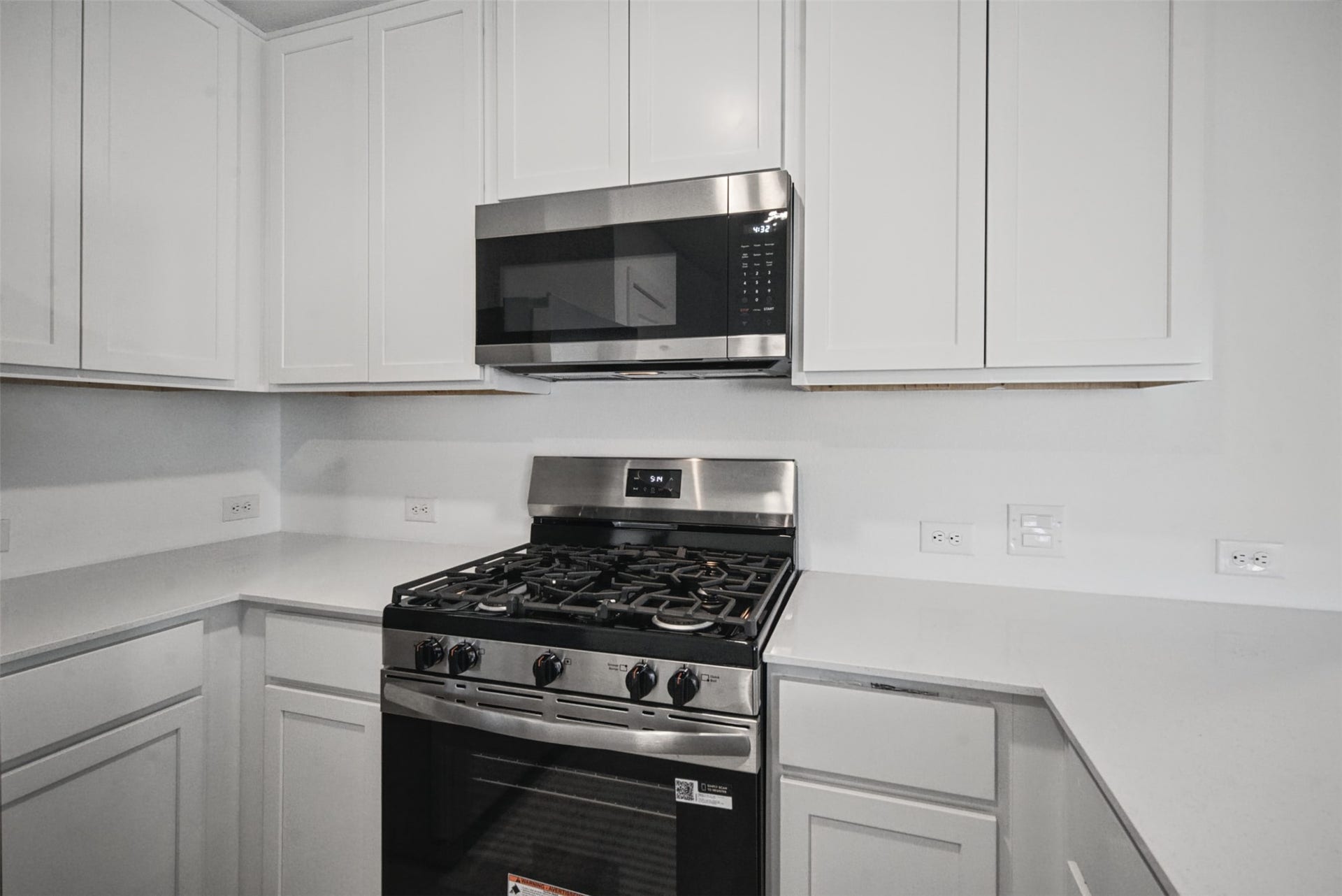 1718 Primrose Pointe Drive, Crosby, TX 77532 Everything you need within easy reach. Stainless steel appliances, generous workspace, and ample cabinetry make weeknight dinners and weekend cooking a breeze.