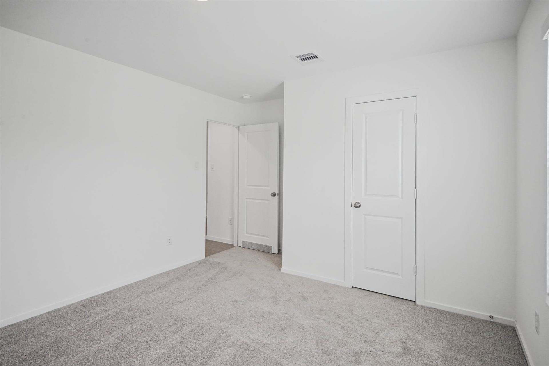 1718 Primrose Pointe Drive, Crosby, TX 77532 Comfortable proportions and a neutral palette make this bedroom a blank canvas ready for your furniture, dcor, and personal style.