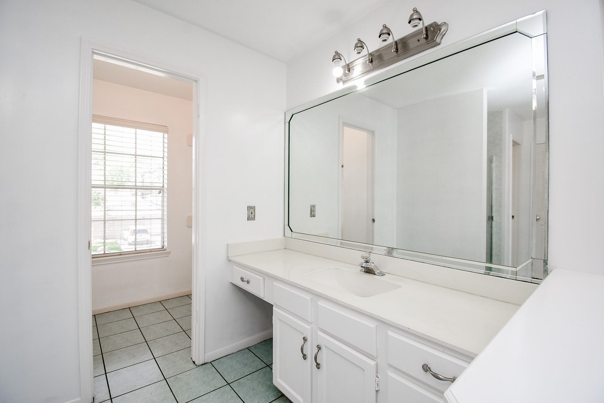 4311 Glen Avon Drive, Pasadena, TX 77505 Primary Bathroom