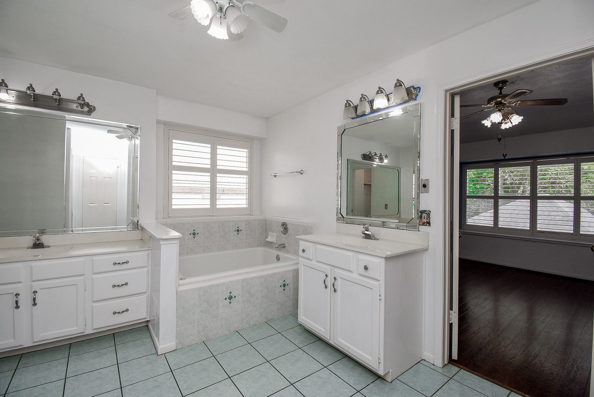 4311 Glen Avon Drive, Pasadena, TX 77505 Primary Bathroom
