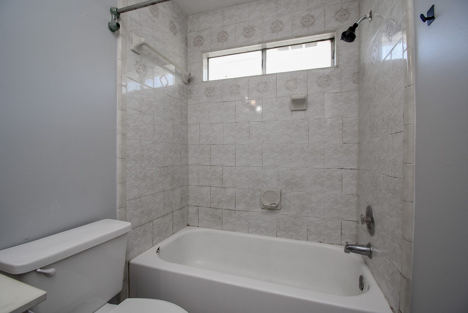 4311 Glen Avon Drive, Pasadena, TX 77505 Secondary Bathroom Upstairs