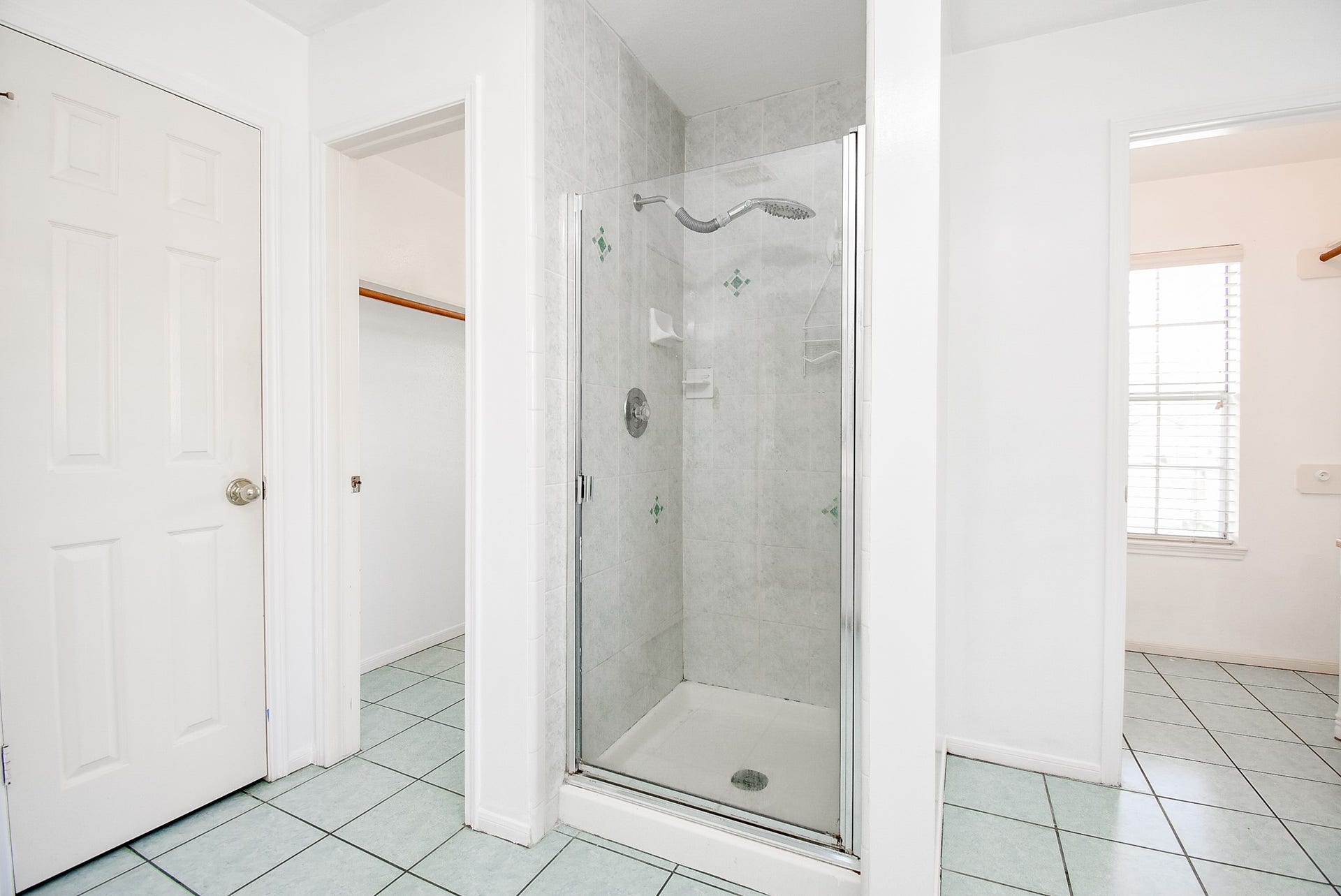4311 Glen Avon Drive, Pasadena, TX 77505 Primary Bathroom