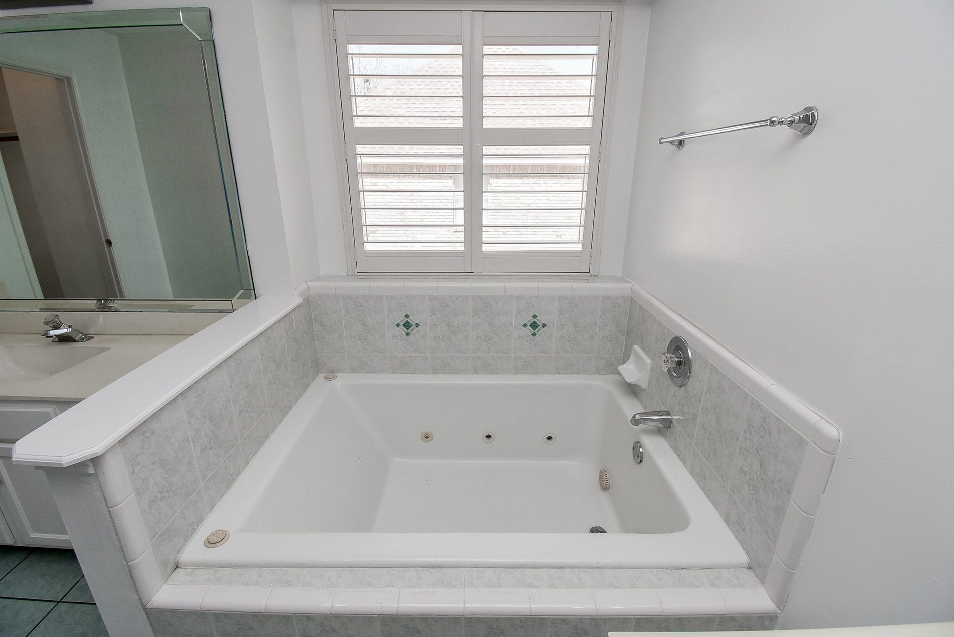 4311 Glen Avon Drive, Pasadena, TX 77505 Primary Bathroom