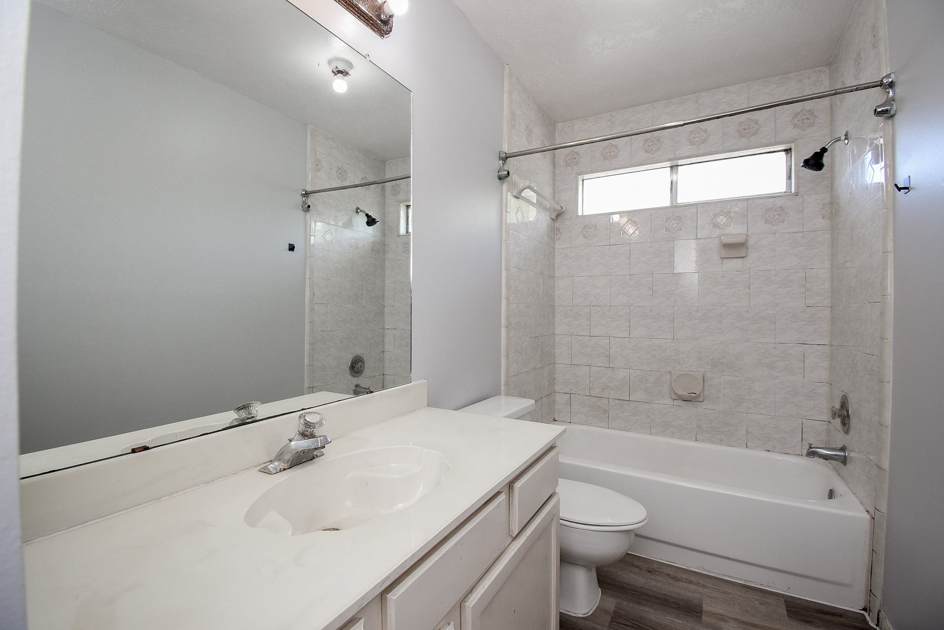 4311 Glen Avon Drive, Pasadena, TX 77505 Secondary Bathroom Upstairs