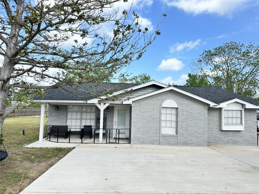 Property photo for 203 S 5th Street, Highlands, TX