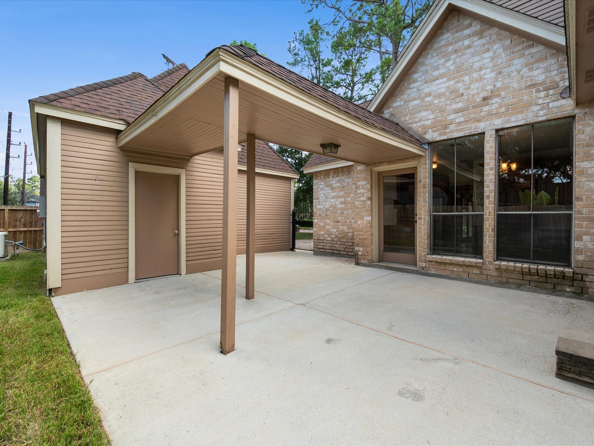 18006 Memorial Estates Drive, Spring, TX 77379 A covered breezeway runs from the house to the detached garage, so you stay dry when it rains.