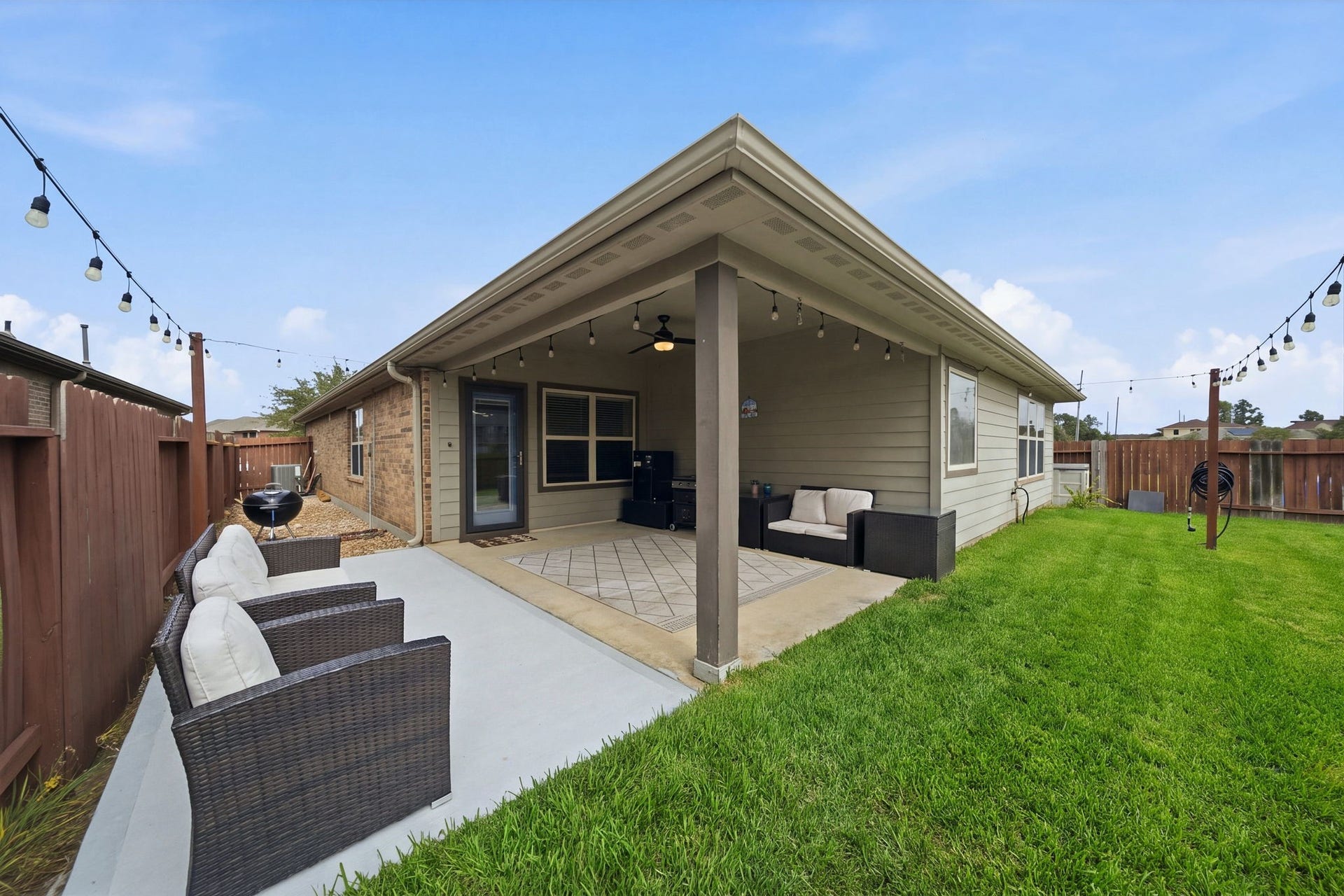 336 Country Crossing Circle, Magnolia, TX 77354 Charming backyard with a covered patio, cozy seating area, perfect for outdoor relaxation and entertainment.