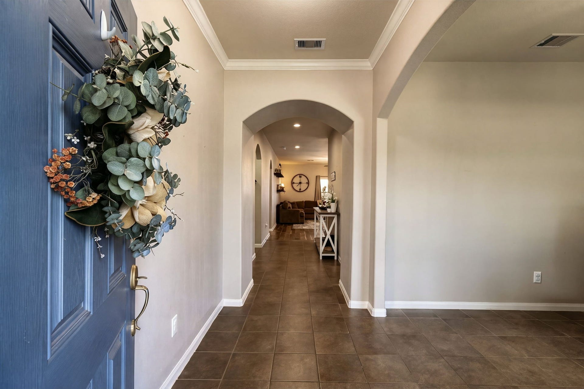 336 Country Crossing Circle, Magnolia, TX 77354 Charming entryway leading to a spacious hallway with elegant archways and tiled flooring.
