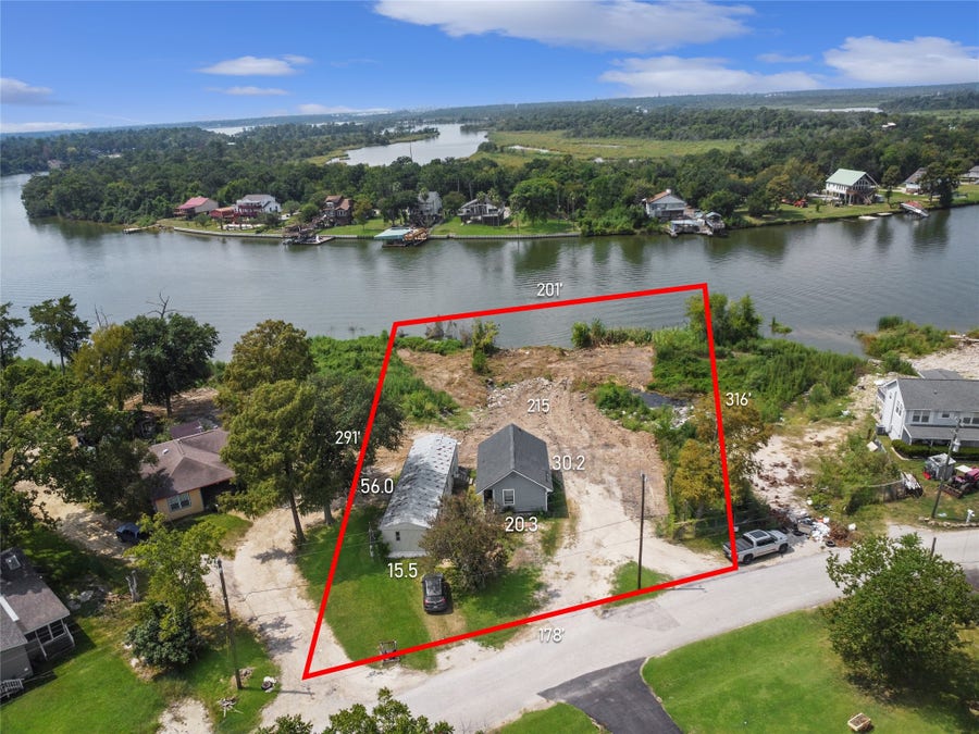 Property photo for 207 Riverside Street, Highlands, TX