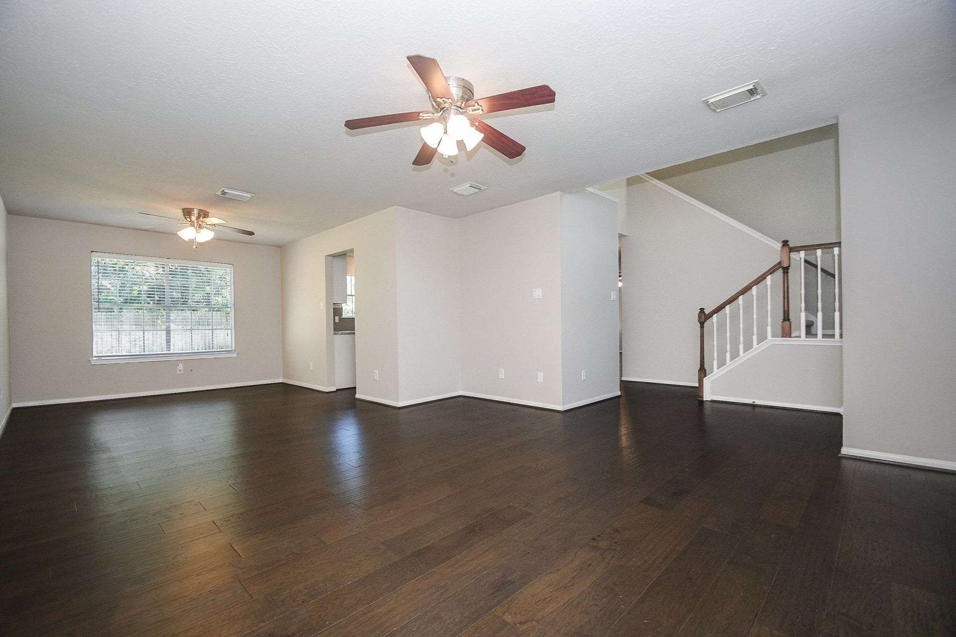 18622 Islandbreeze Drive, Spring, TX 77379 Large Formal dining room and formal living room. Perfect for all of your entertainment wants!
