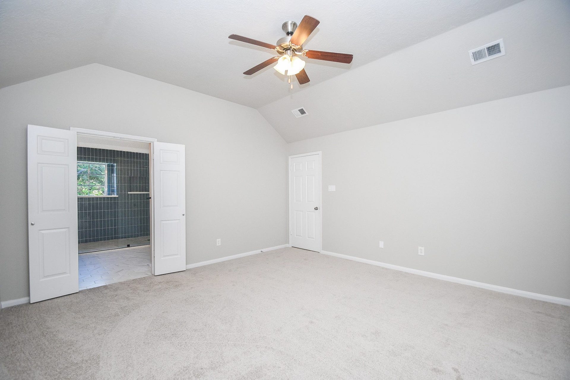 18622 Islandbreeze Drive, Spring, TX 77379 Large upstiars primary room