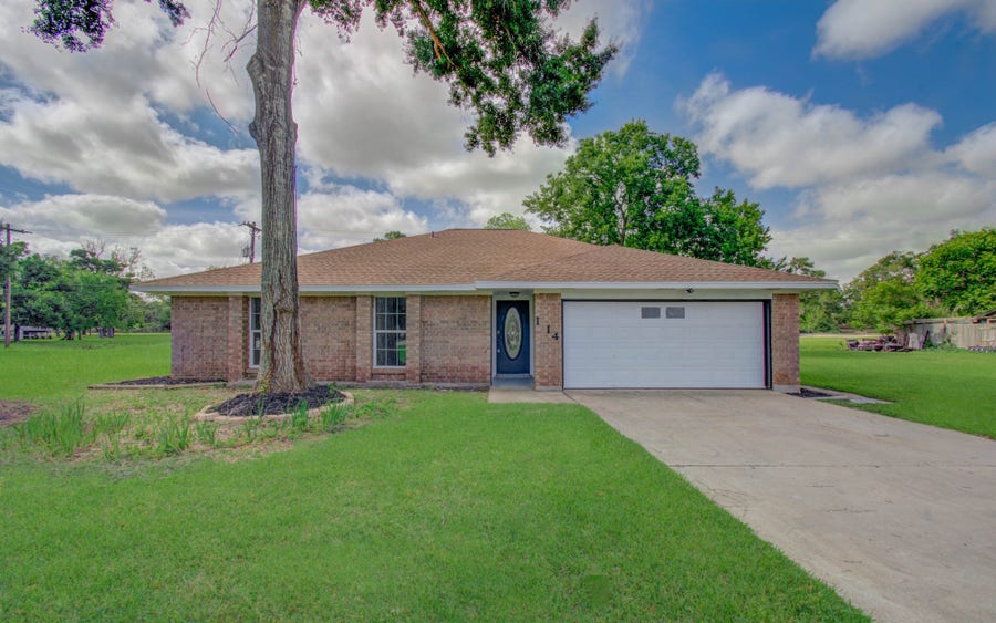 Property photo for 114 Swiss Lane, Clute, TX