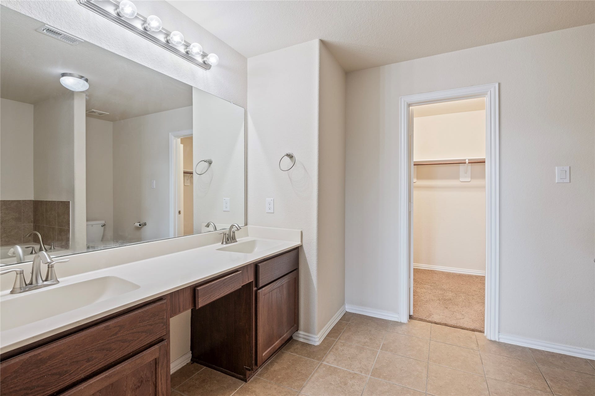 512 Forest Village Circle, La Marque, TX 77568 Primary Bath