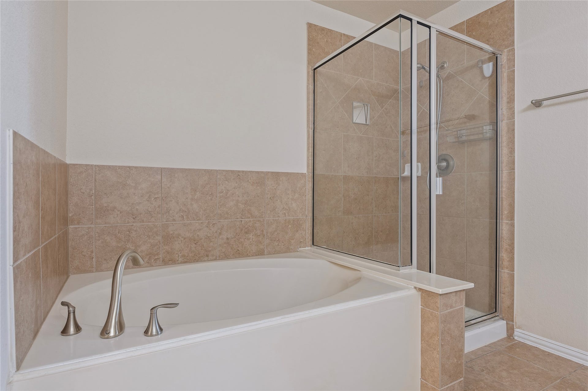 512 Forest Village Circle, La Marque, TX 77568 Primary Bath