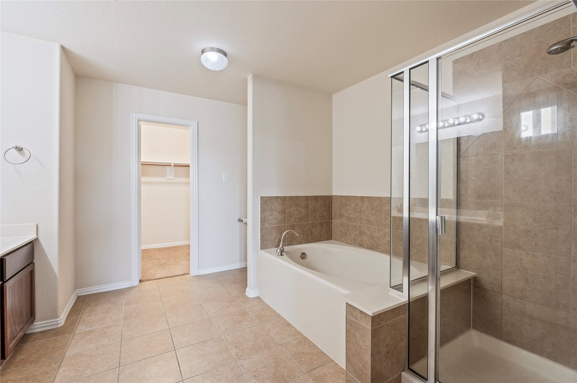 512 Forest Village Circle, La Marque, TX 77568 Primary Bath