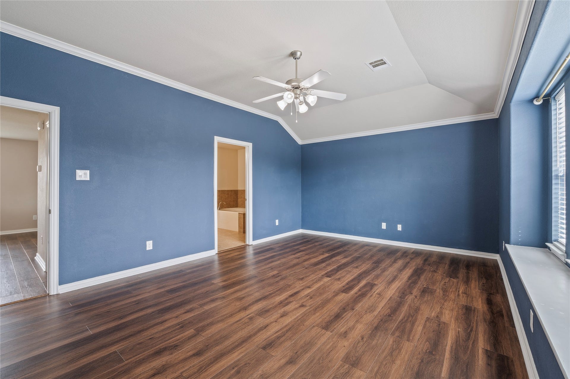 512 Forest Village Circle, La Marque, TX 77568 Primary Bedroom