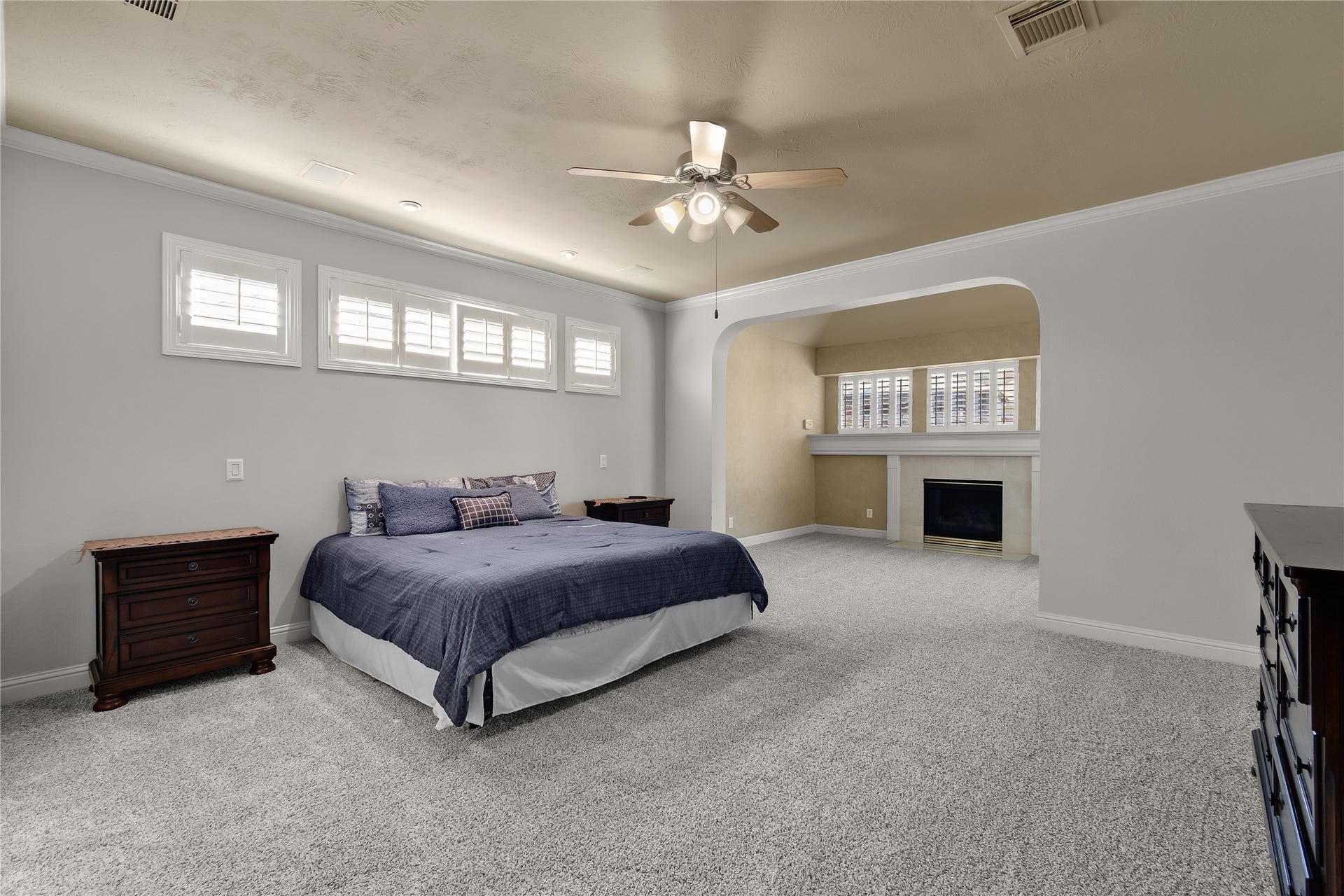 11 Saint Thomas Court, Houston, TX 77070 A BEAUTIFUL FIRST-FLOOR RETREAT! This generously sized primary bedroom features a raised ceiling, soft neutral finishes and a spacious layout designed for comfort and relaxation.