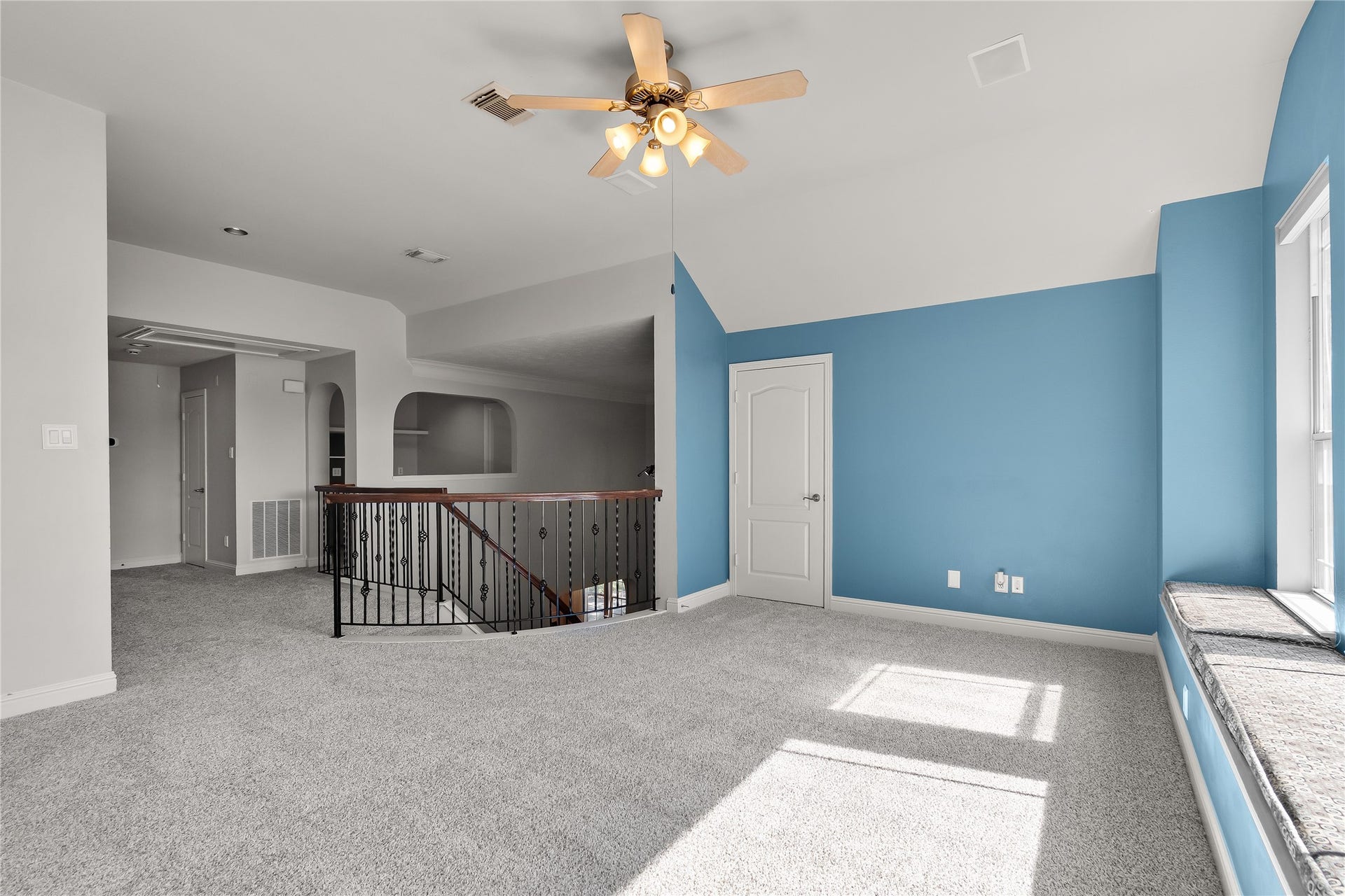 11 Saint Thomas Court, Houston, TX 77070 ROOM TO RELAX, PLAY & ENTERTAIN! This generously sized upstairs game room offers flexible space for movie nights, games, hobbies or a comfortable second living area.