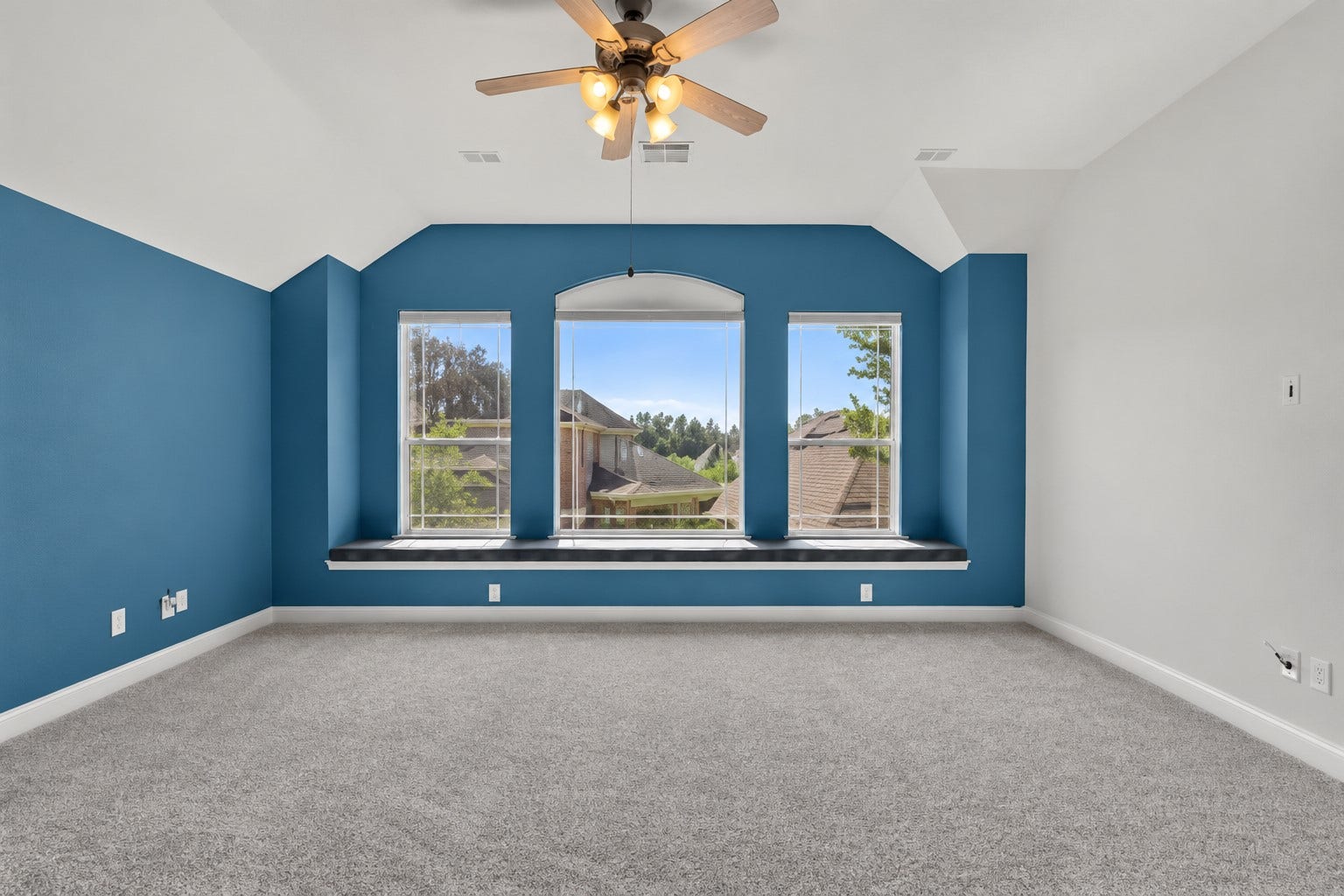 11 Saint Thomas Court, Houston, TX 77070 A spacious upstairs retreat with beautiful windows, abundant natural light and plenty of room to create the ultimate entertainment lounge, recreation space or media area.