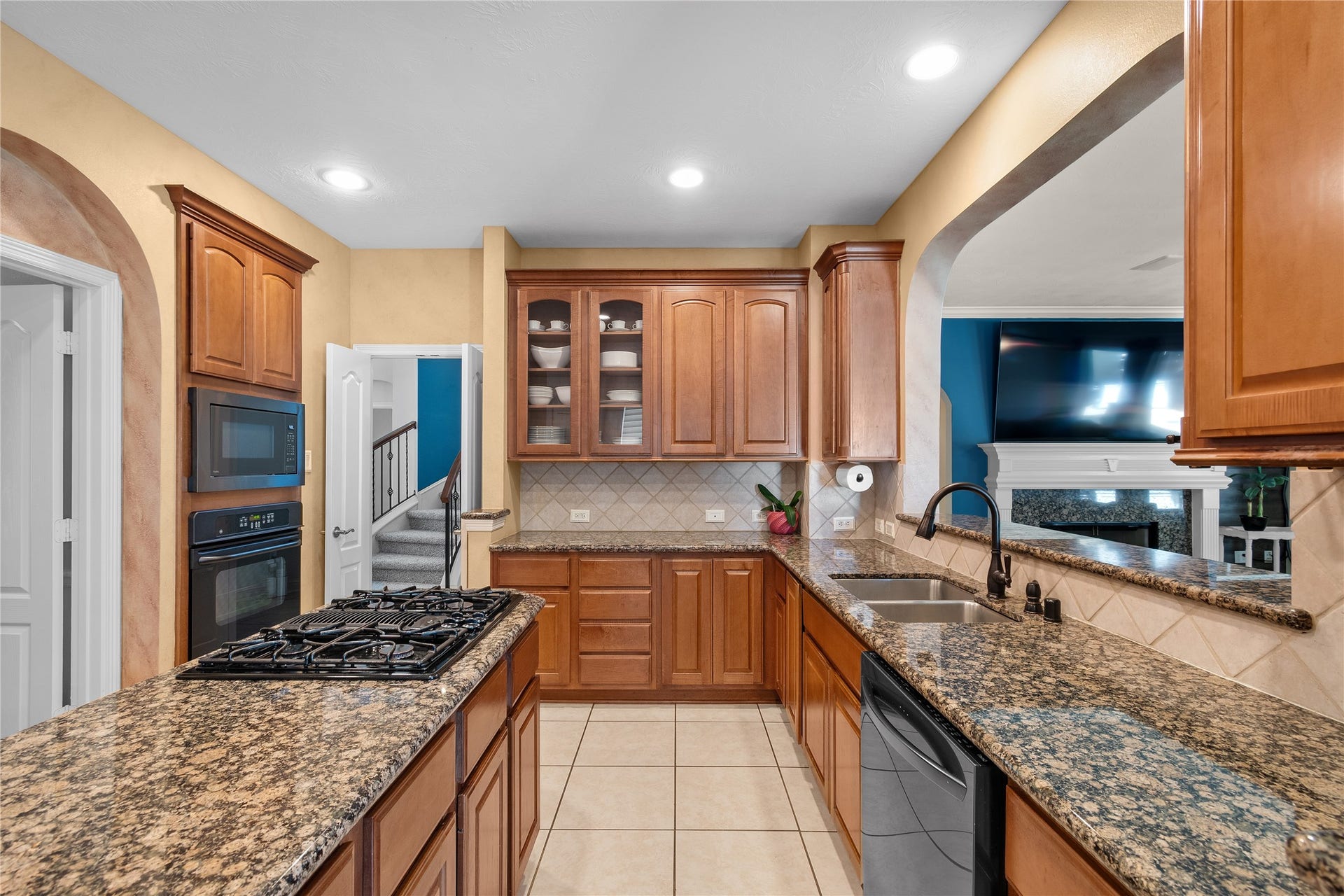 11 Saint Thomas Court, Houston, TX 77070 Designed with both entertaining and everyday cooking in mind, the kitchen features abundant cabinetry, granite counters, a gas cooktop and convenient workspace for meal preparation.