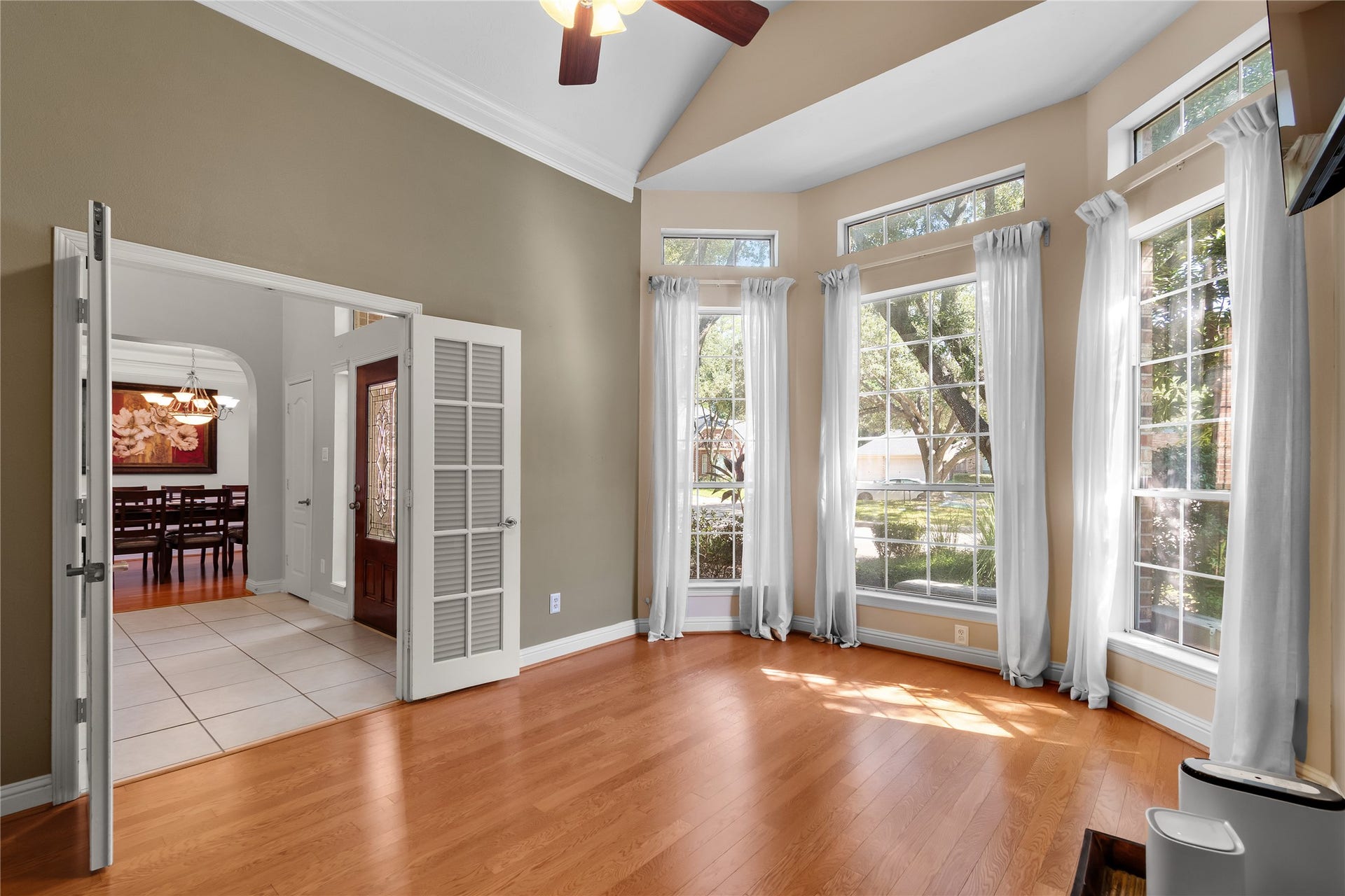 11 Saint Thomas Court, Houston, TX 77070 Elegant private study with rich wood flooring, beautiful natural light and generous windows creates an inviting setting for working from home, reading or enjoying a quiet retreat.