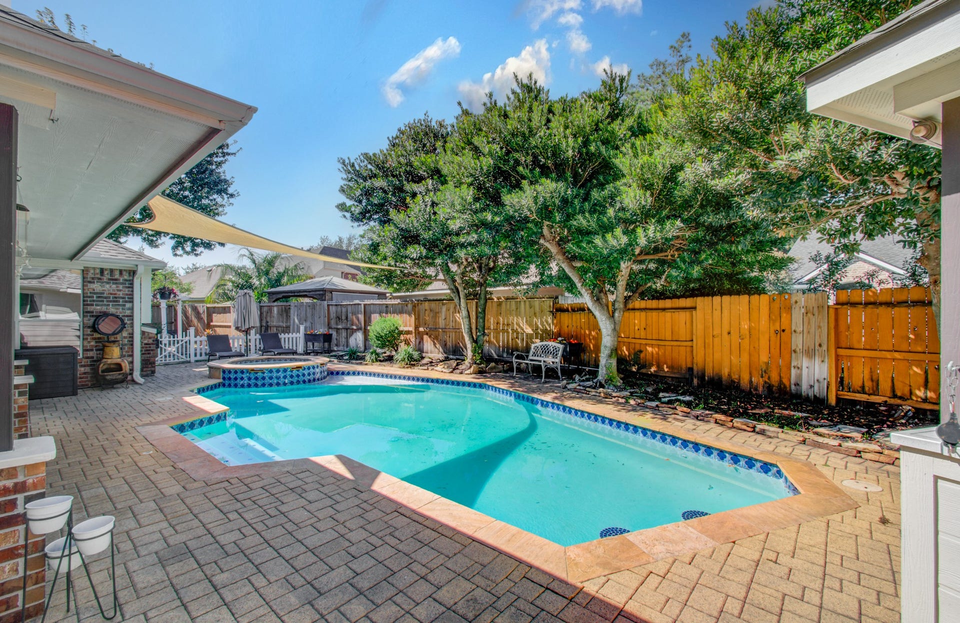 11 Saint Thomas Court, Houston, TX 77070 RESORT-STYLE RELAXATION AT HOME! This inviting backyard combines a sparkling pool, raised spa, spacious decking and covered outdoor living for a wonderful blend of recreation and relaxation.