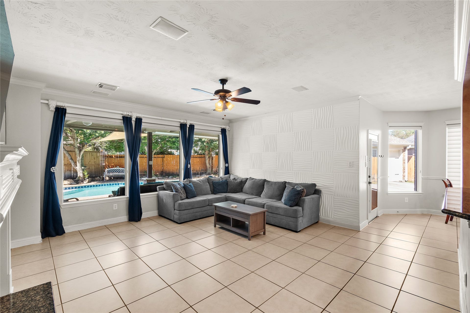11 Saint Thomas Court, Houston, TX 77070 A wonderful gathering space with abundant natural light, generous seating possibilities and easy access to the home's kitchen and dining areas. Perfect for everything from quiet evenings to entertaining guests.
