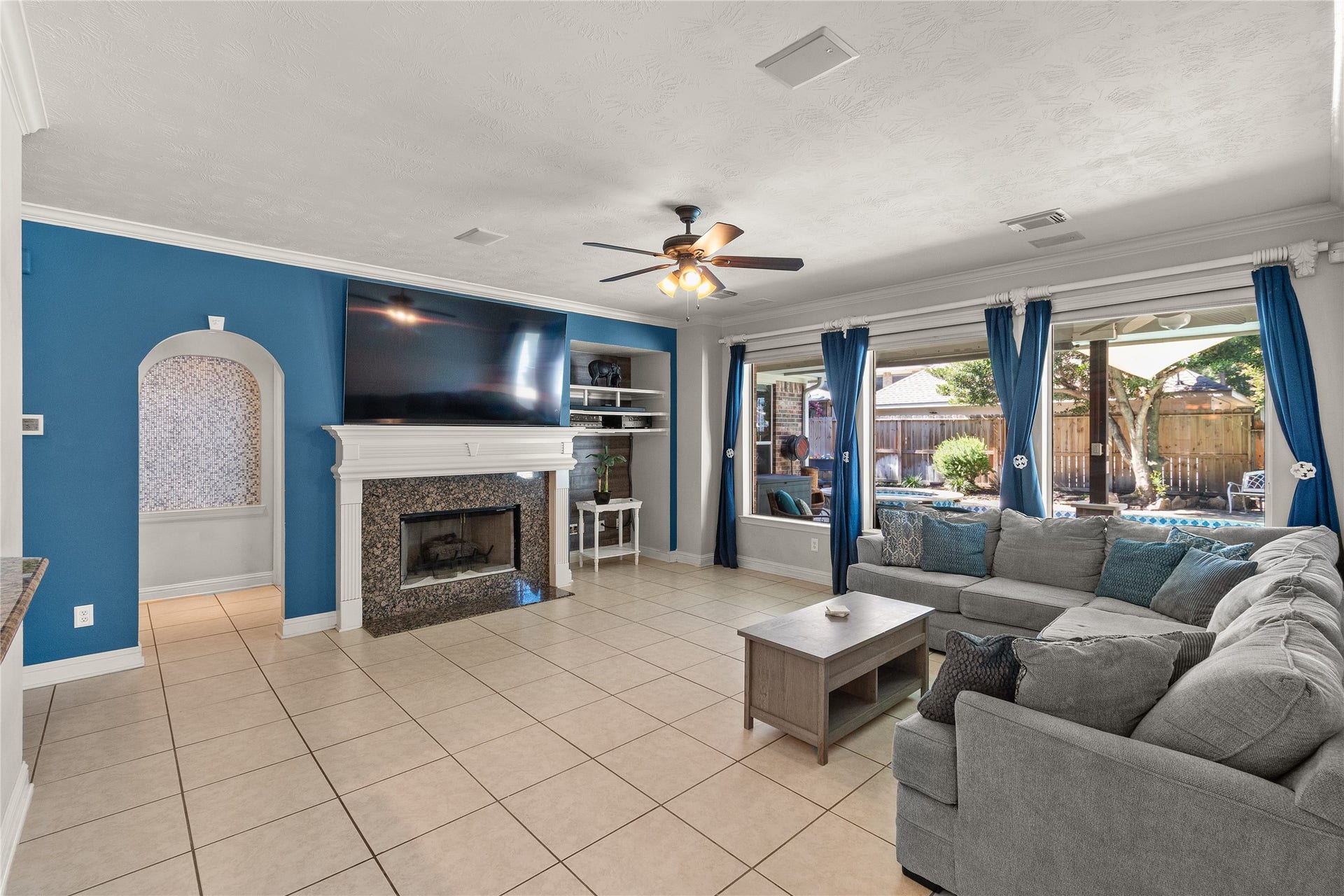 11 Saint Thomas Court, Houston, TX 77070 Designed for comfortable living and entertaining, this spacious family room features a fireplace, attractive architectural details and an open connection to the kitchen and breakfast areas.