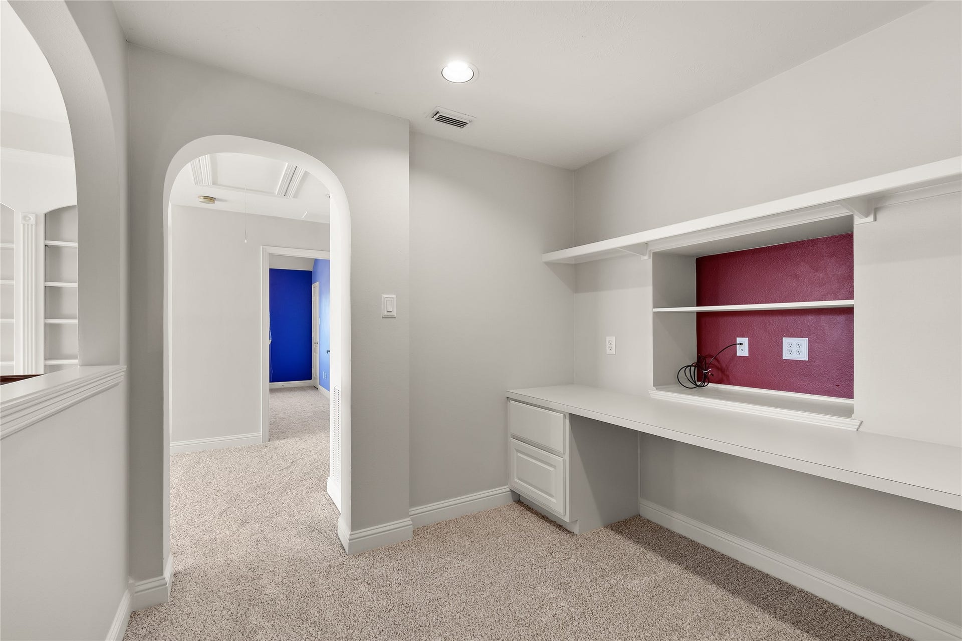 11 Saint Thomas Court, Houston, TX 77070 A THOUGHTFUL EXTRA! This upstairs built-in desk and shelving area provides a convenient space for working from home, studying, organizing household essentials or pursuing creative projects.