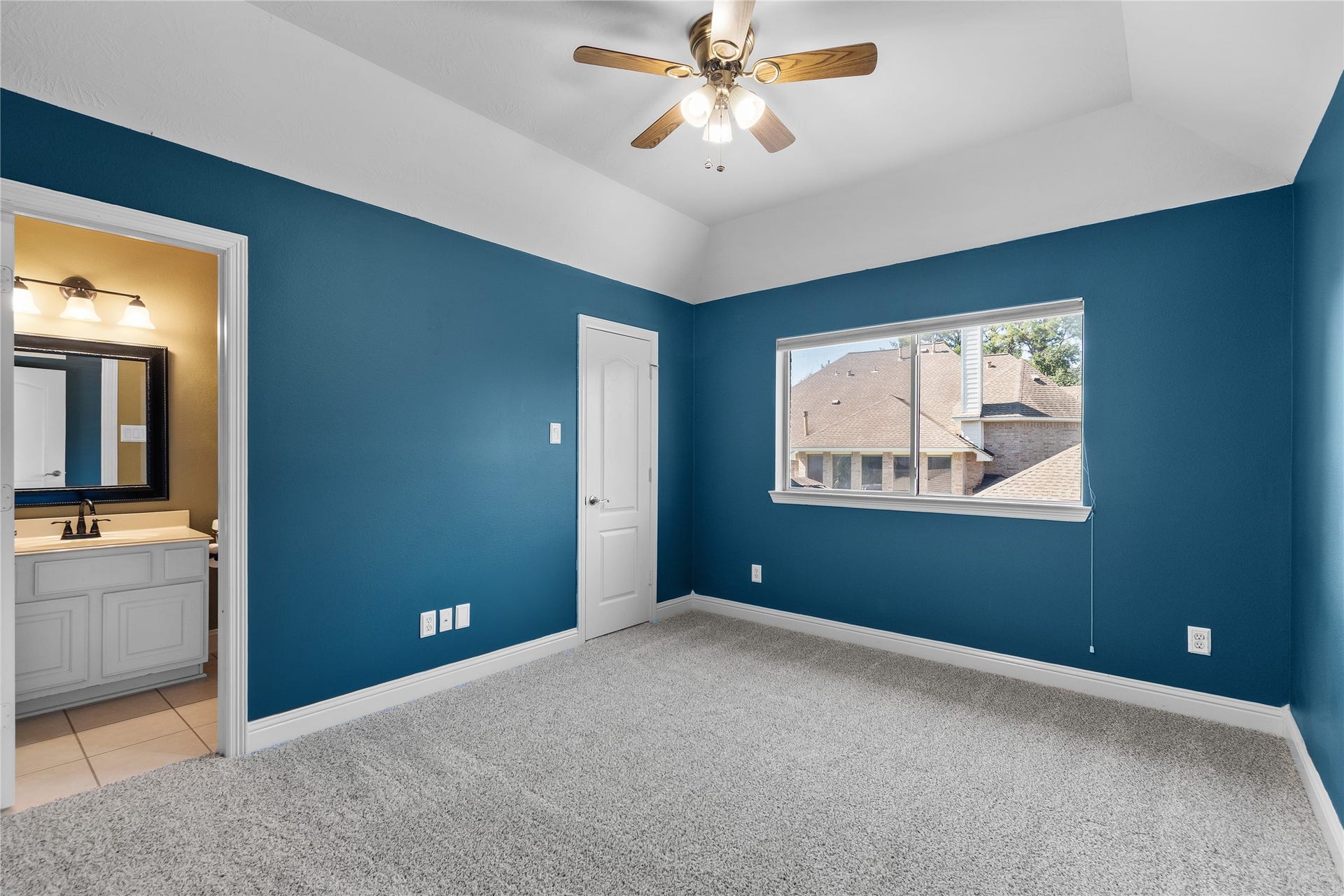 11 Saint Thomas Court, Houston, TX 77070 VERSATILE UPSTAIRS LIVING! This expansive game room features a ceiling fan, comfortable proportions and an open layout ready for everything from family game nights to entertaining friends.