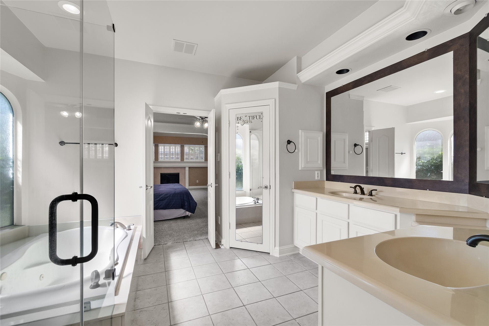 11 Saint Thomas Court, Houston, TX 77070 Designed for everyday comfort, this beautifully appointed ensuite bath offers generous vanity space, a separate shower, jetted soaking tub and direct access to the primary bedroom.
