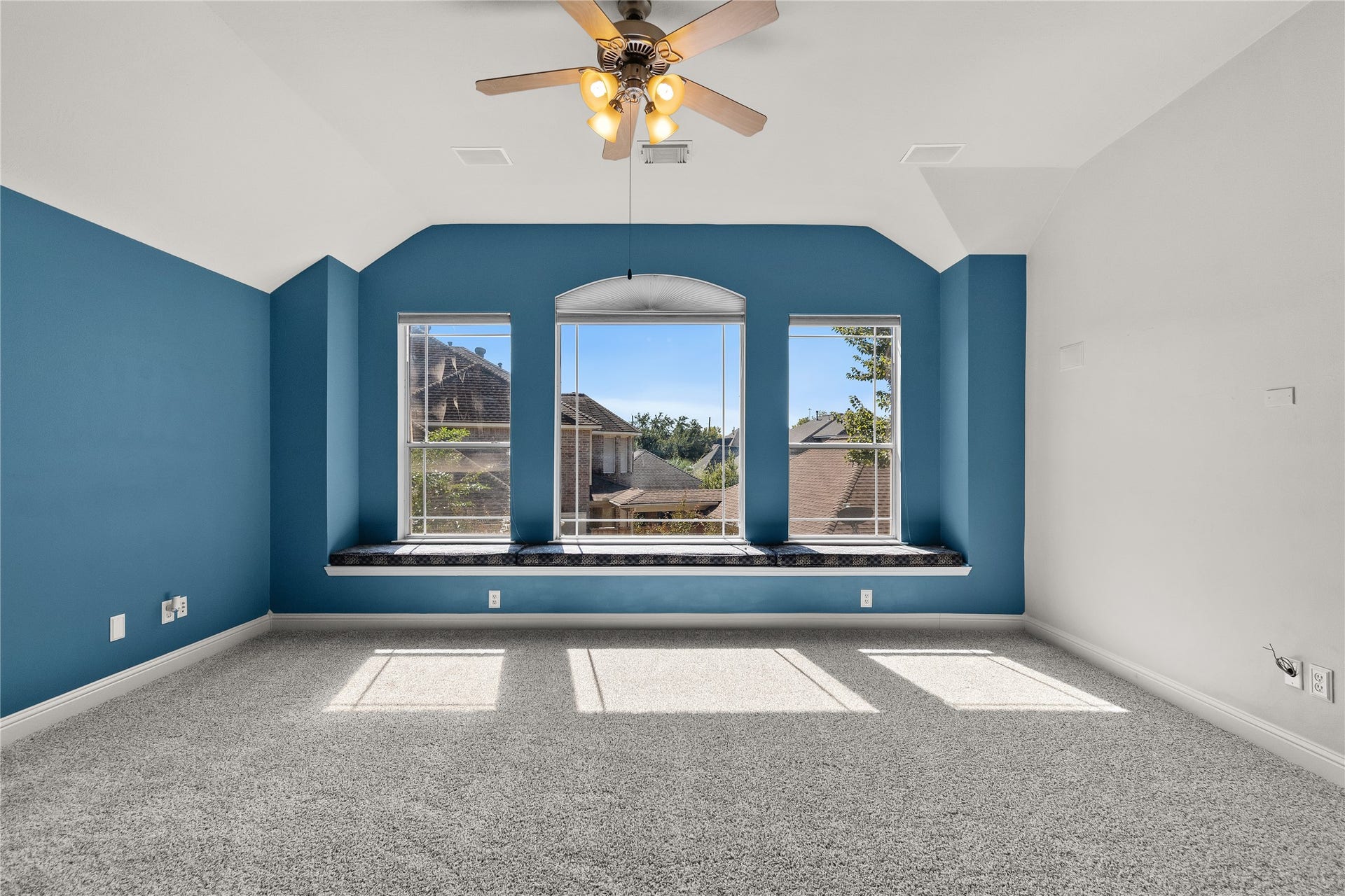 11 Saint Thomas Court, Houston, TX 77070 A spacious upstairs retreat with beautiful windows, abundant natural light and plenty of room to create the ultimate entertainment lounge, recreation space or media area.