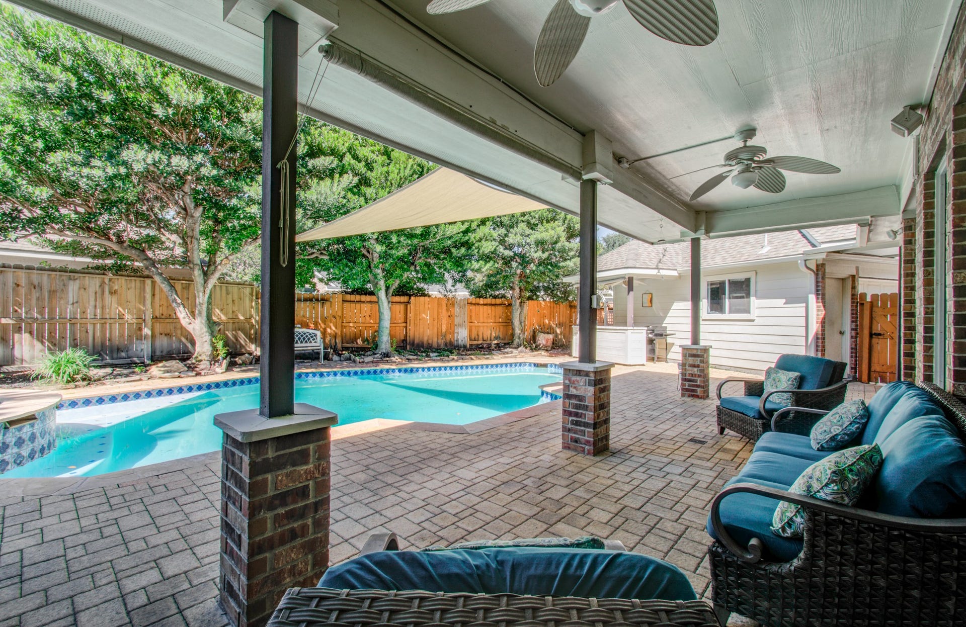 11 Saint Thomas Court, Houston, TX 77070 OUTDOOR LIVING AT ITS BEST! The spacious covered patio overlooks the private pool and spa, offering a wonderful shaded setting for entertaining friends, enjoying outdoor meals or simply unwinding.