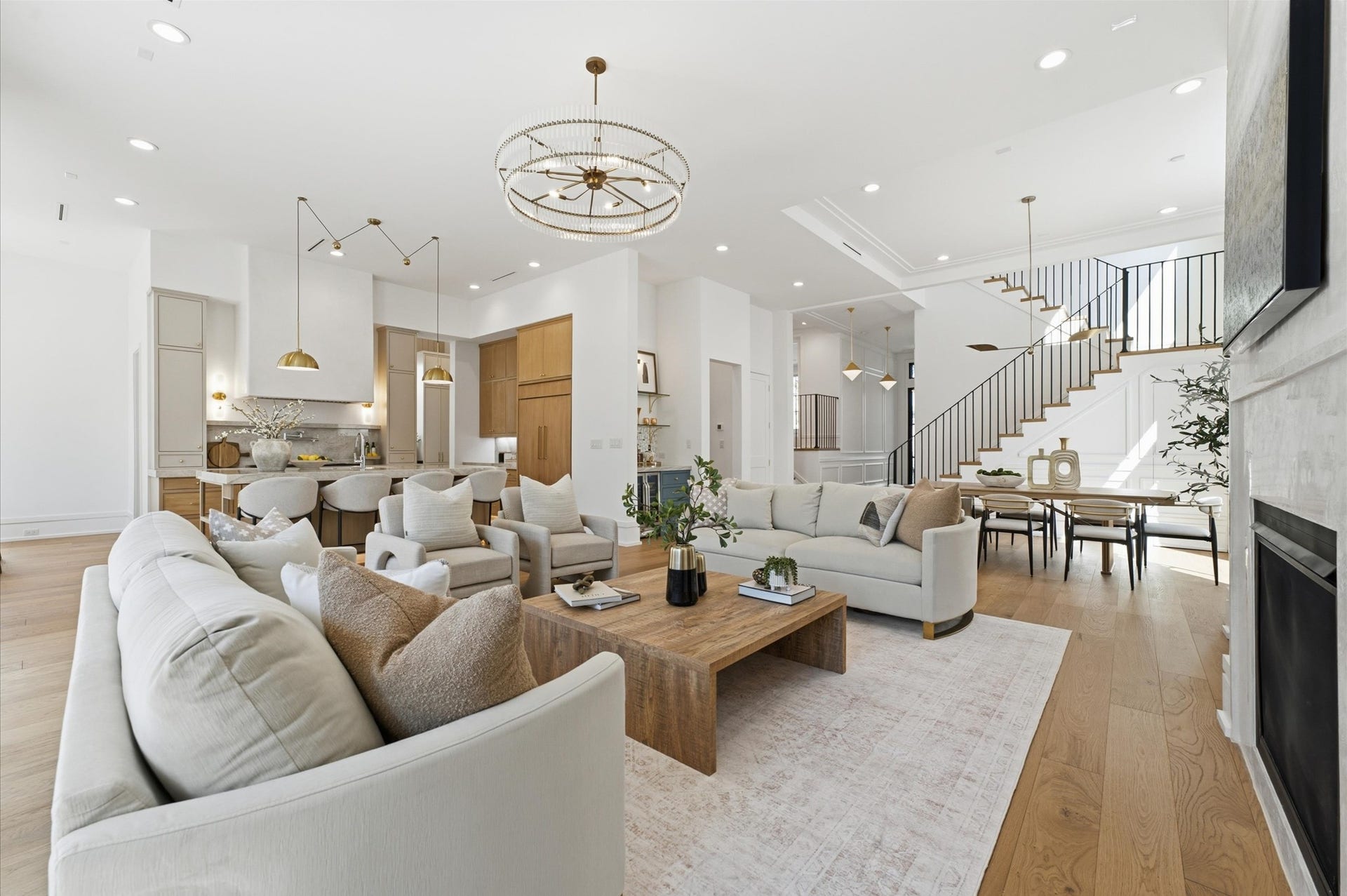 4313 Lula Street, Bellaire, TX 77401 Spacious living room featuring stylish finishes, abundant windows, and an open layout.