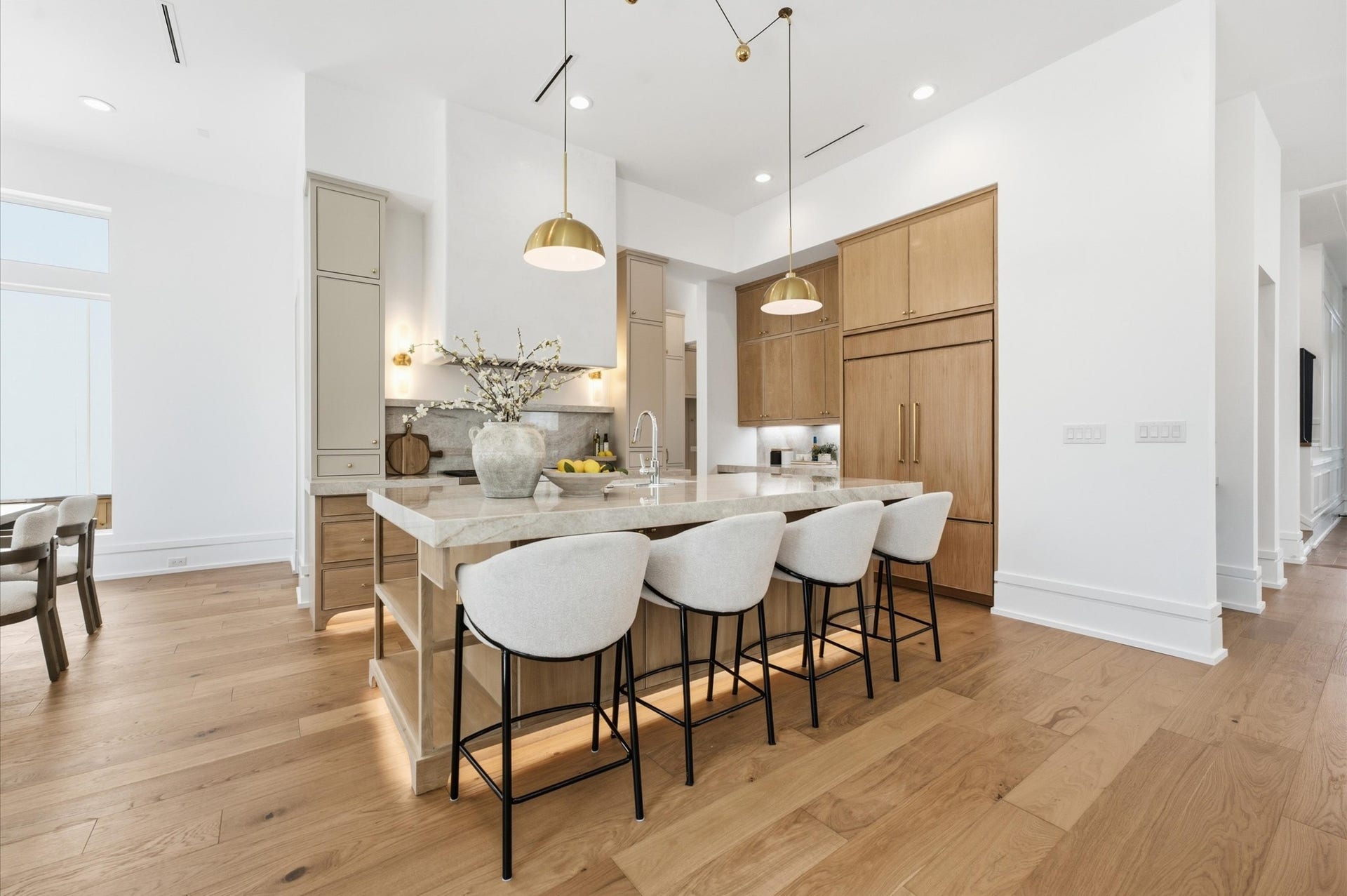 4313 Lula Street, Bellaire, TX 77401 Gourmet kitchen with large island, bar seating, modern cabinetry, and pendant lighting.