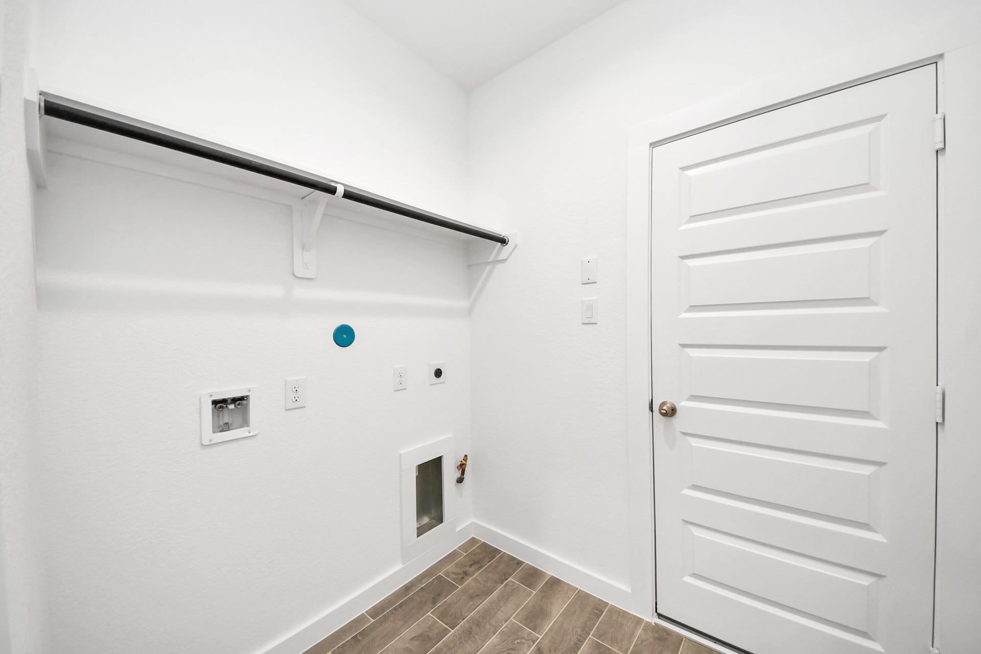 24514 Broad Park Ct, Spring, TX 77373 A perfect blend of functionality and comfort. Capture the essence of easy living with a first-floor laundry room, thoughtfully equipped with shelving for effortless organization. Both electric and gas connections available.